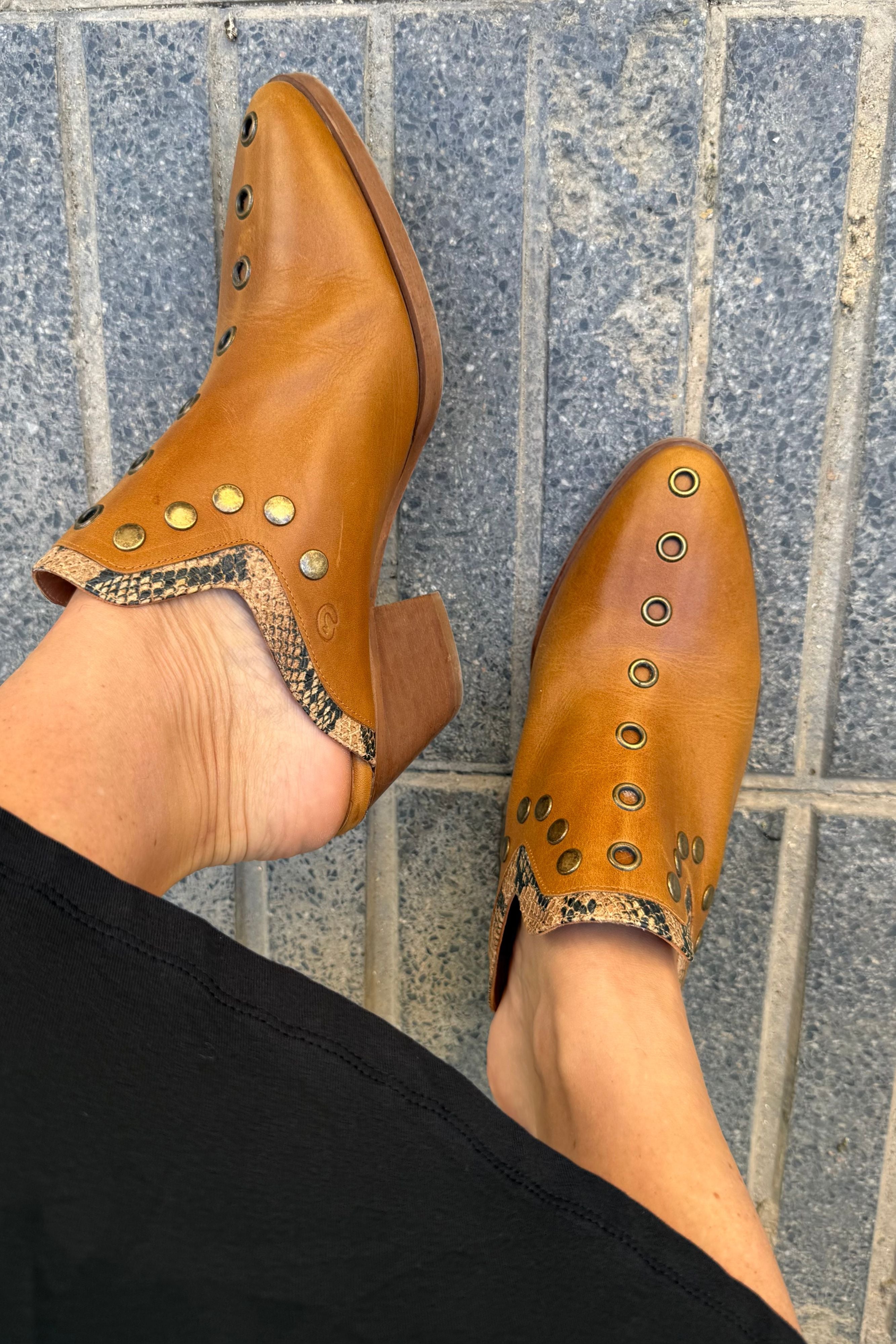 ZUECO CUERO MARRON PUNKY