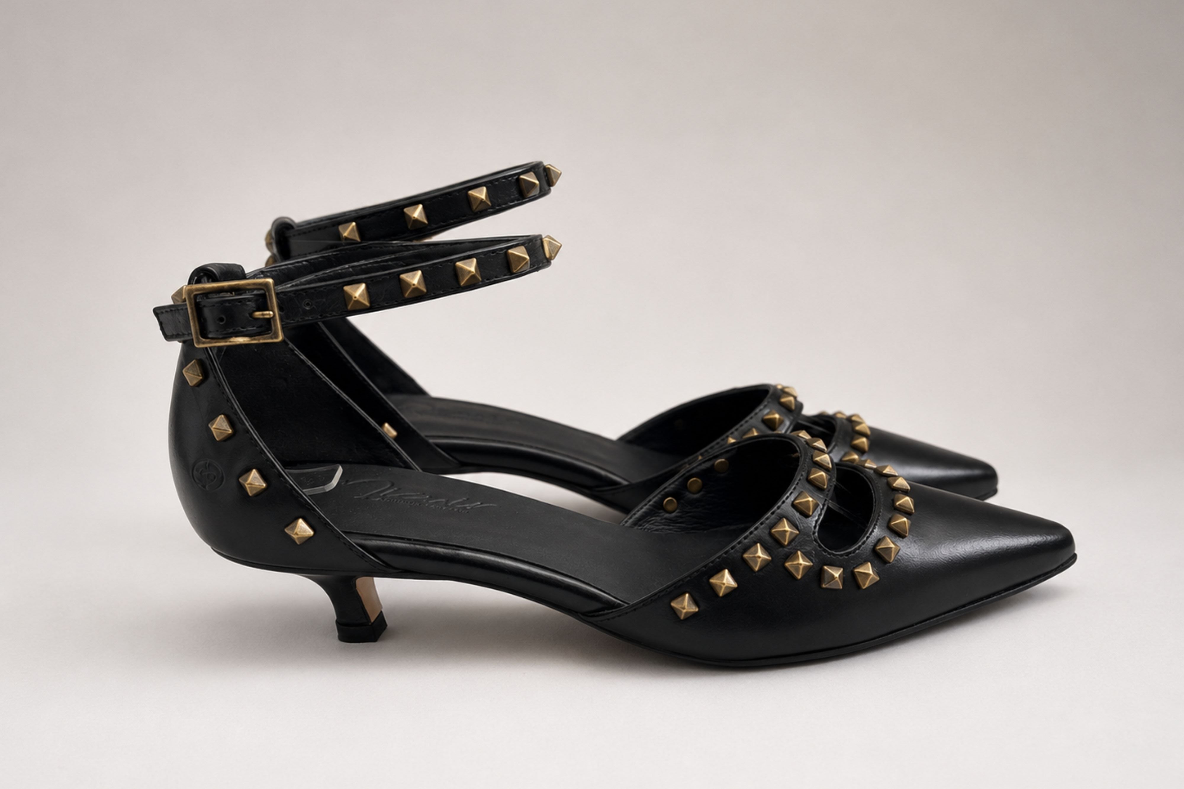 SANDALIA PIEL NEGRO TACHAS SS