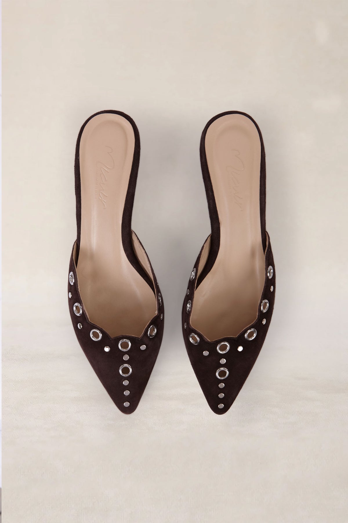 Mocassin à bride en T avec clous en chocolat 2 cm