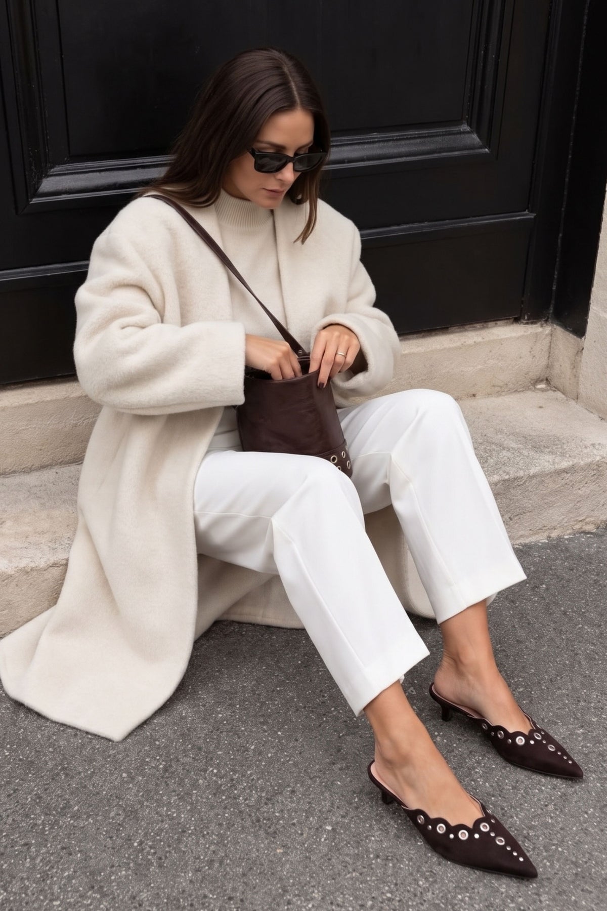 Mocassin à bride en T avec clous en chocolat 2 cm
