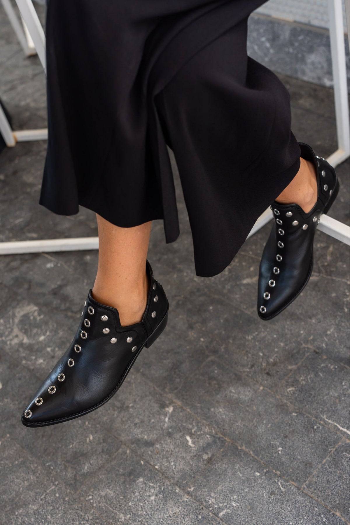 PUNKY BOOTS NEGRAS TACHAS PLATA 4CM