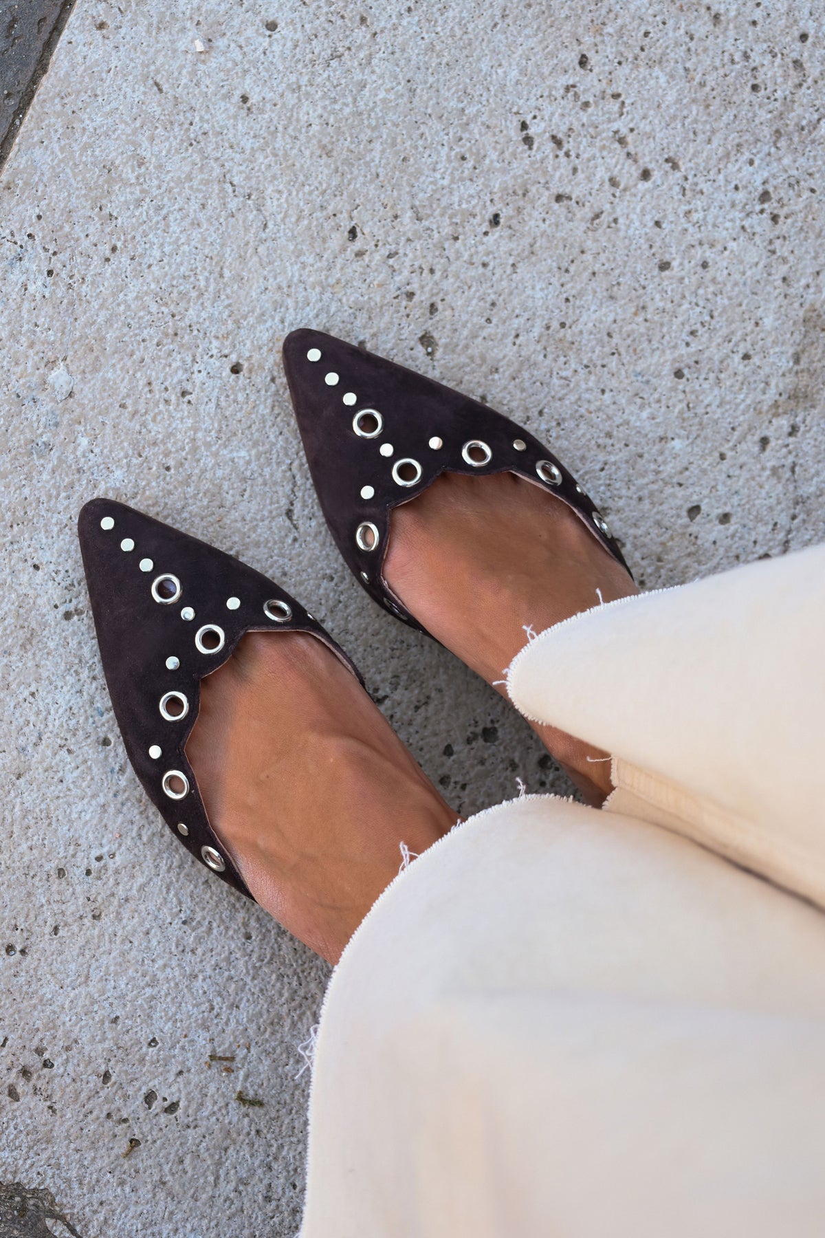 Mocassin à bride en T avec clous en chocolat 2 cm