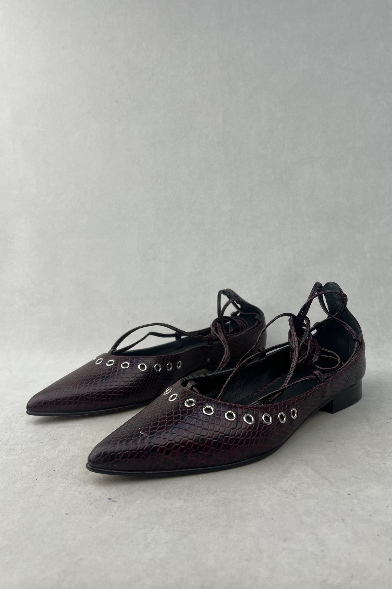 BURGUNDY LACE-UP BALLERINA