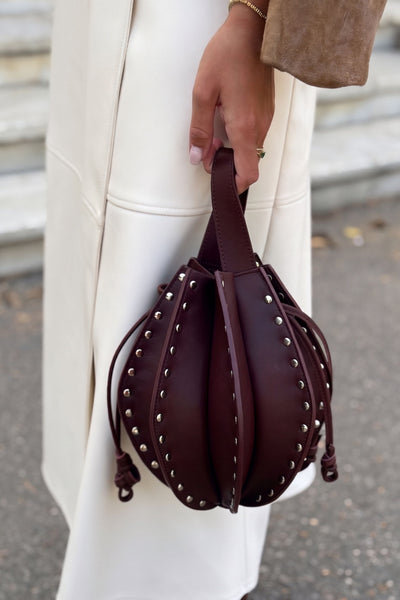 BOLSO FOLDA TACHAS BURDEOS