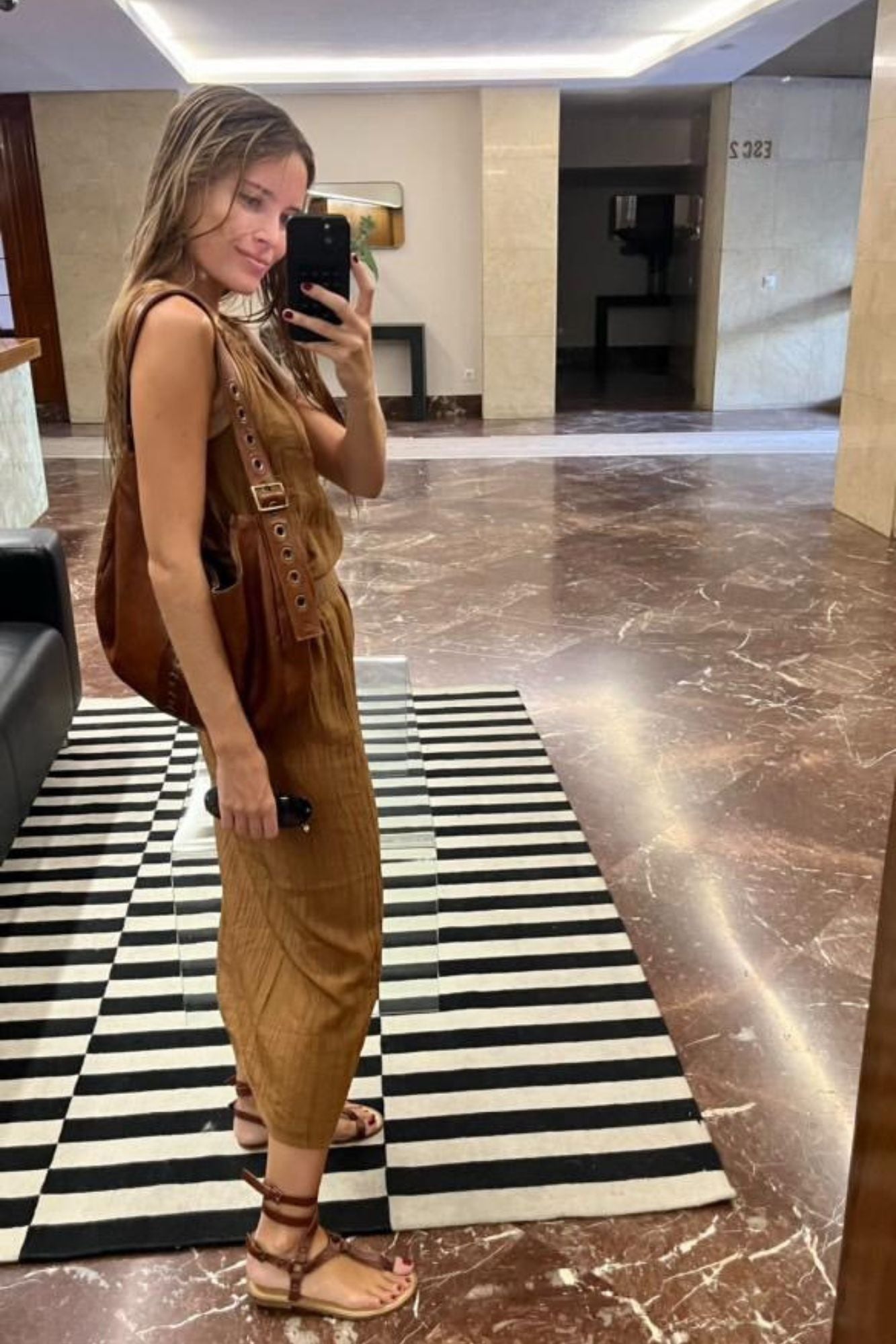 BOLSO HEREA TACHAS CUERO