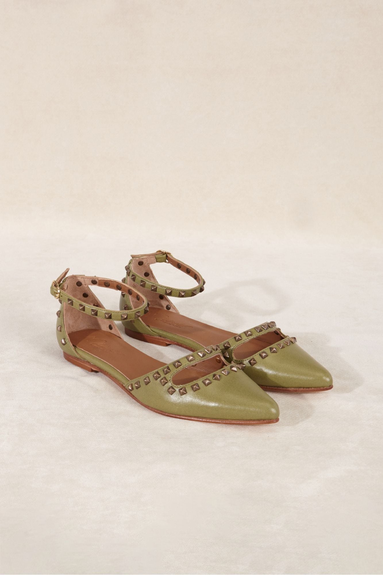 Bailarinas piel verde matcha tachas