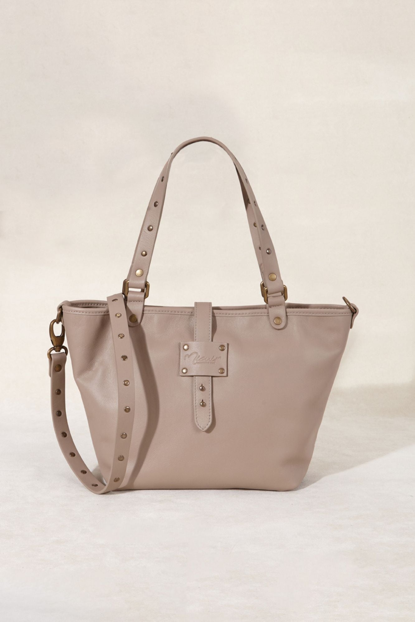 Bolso mediano de piel taupe con detalles metálicos