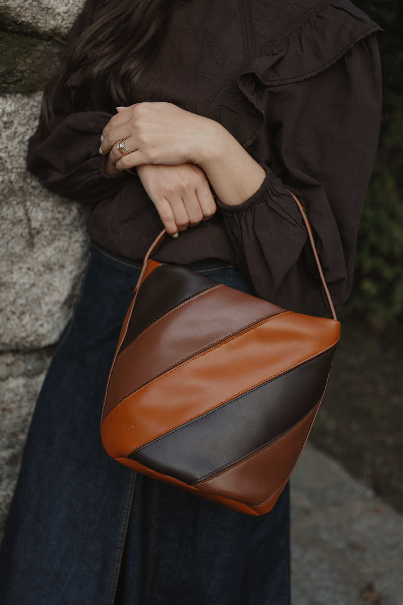 BOLSO BUCKET COMBINADO CUERO