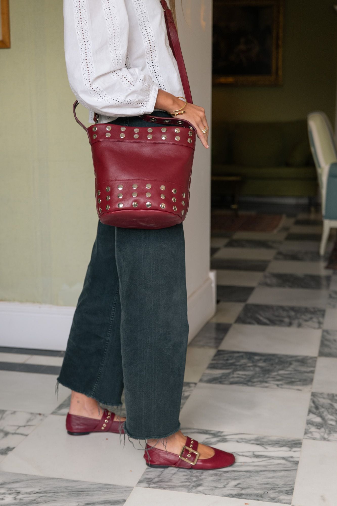 Bolso estilo bucket con asa bandolera