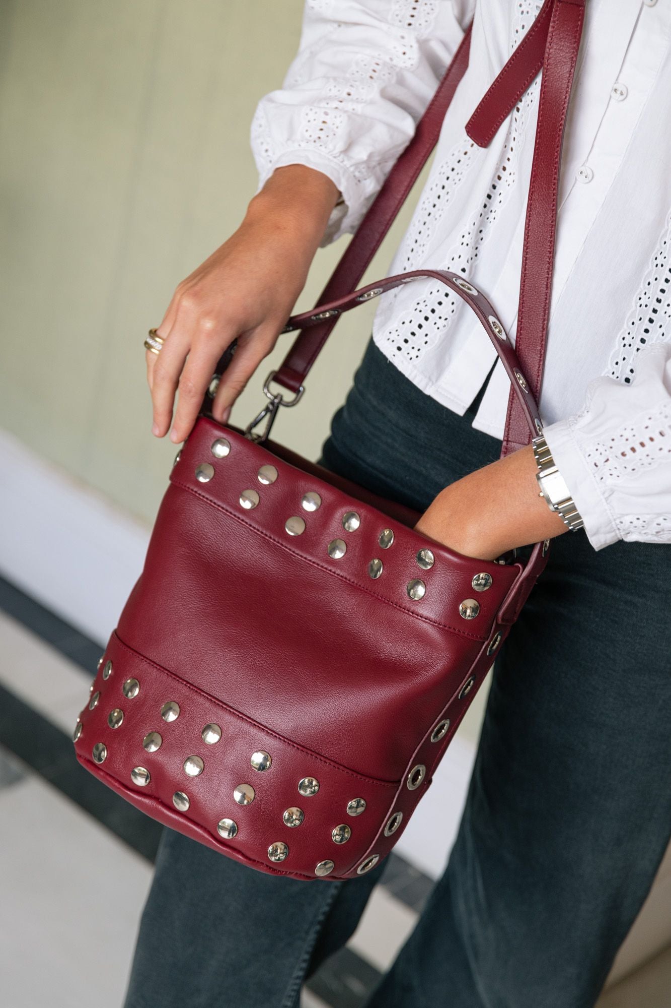 Bolso burdeos en piel con tachas plata