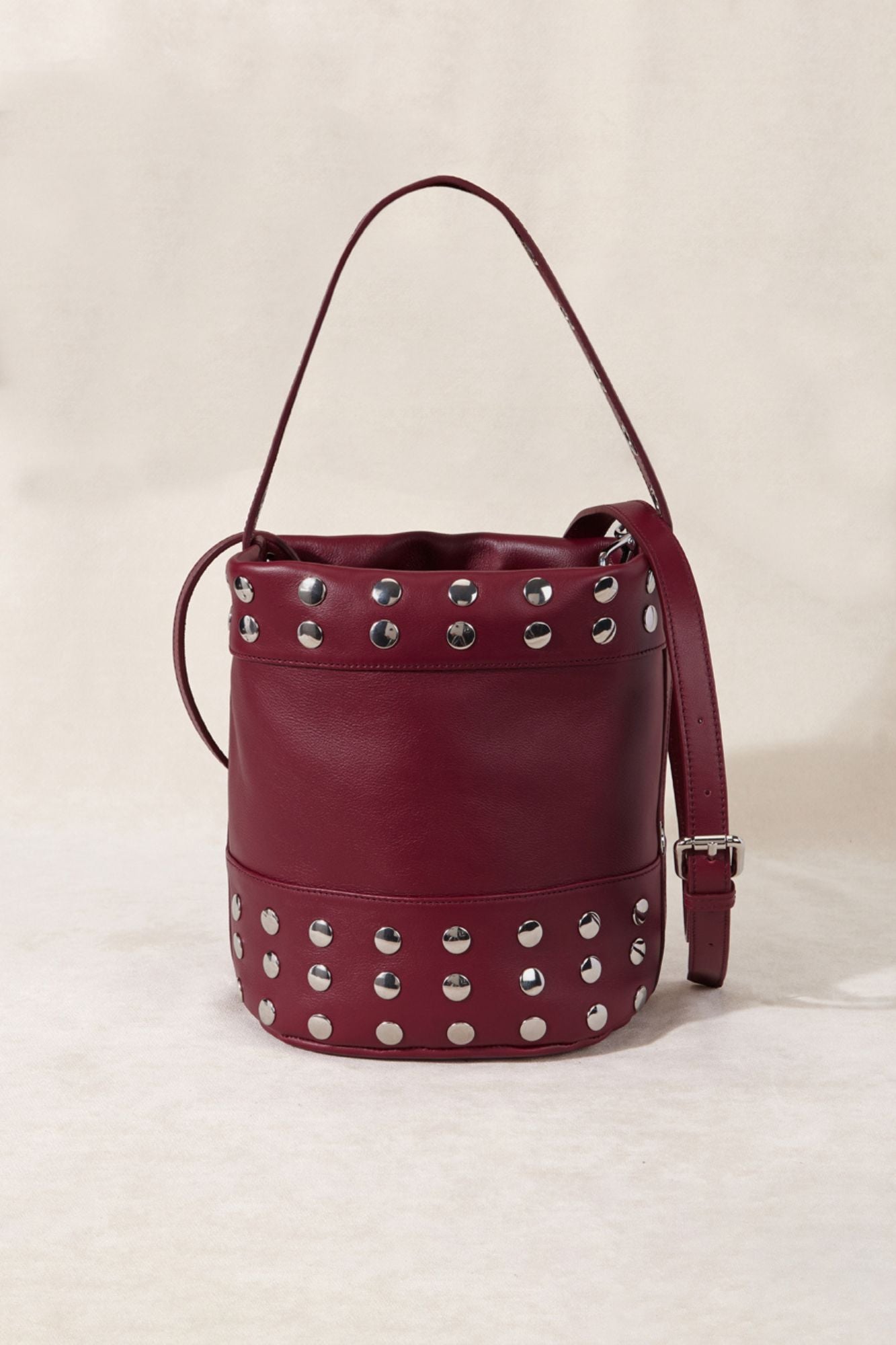 Bolso de piel color burdeos con asa ajustable