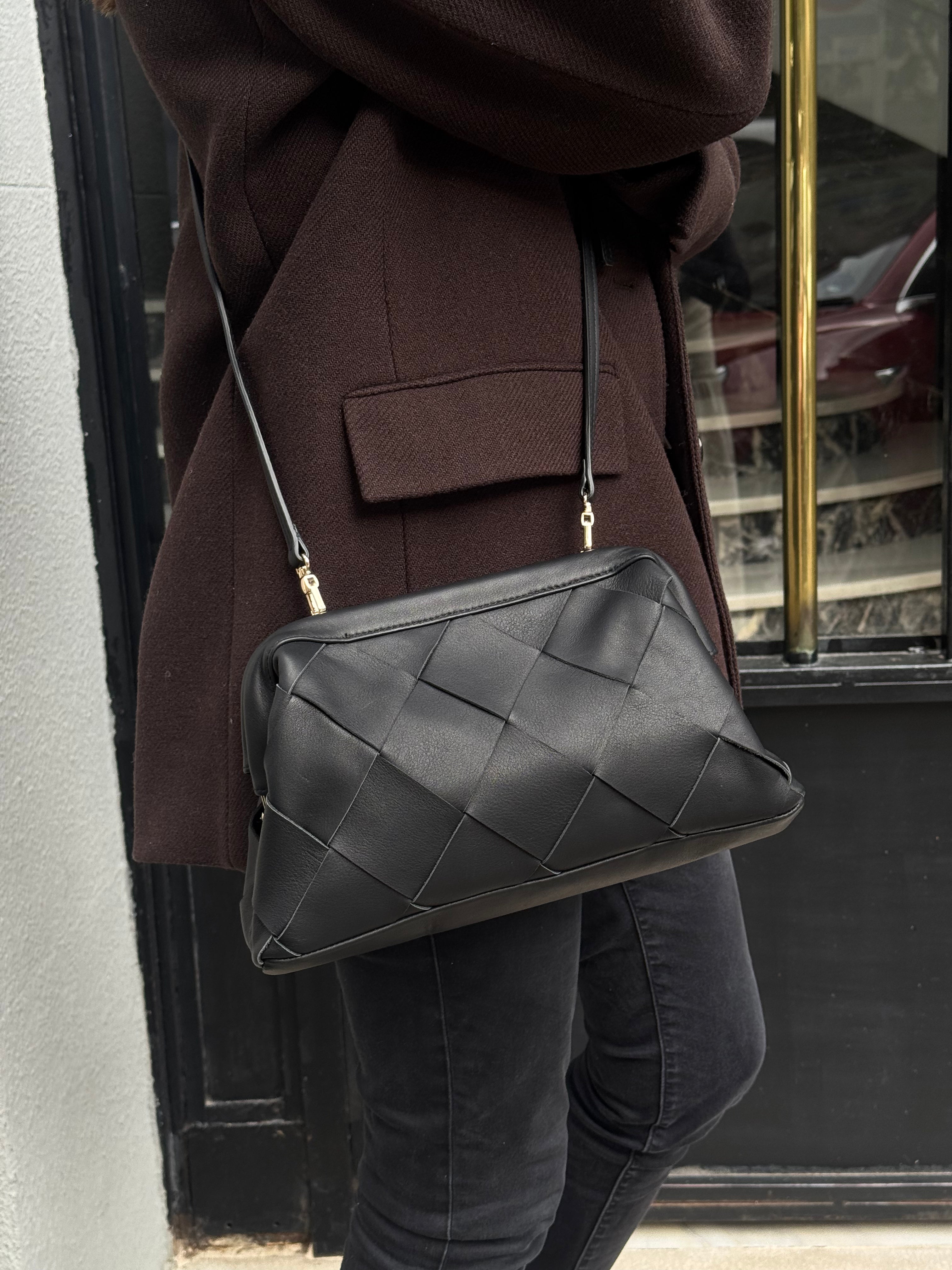 BLACK BRAIDED CLUTCH BAG