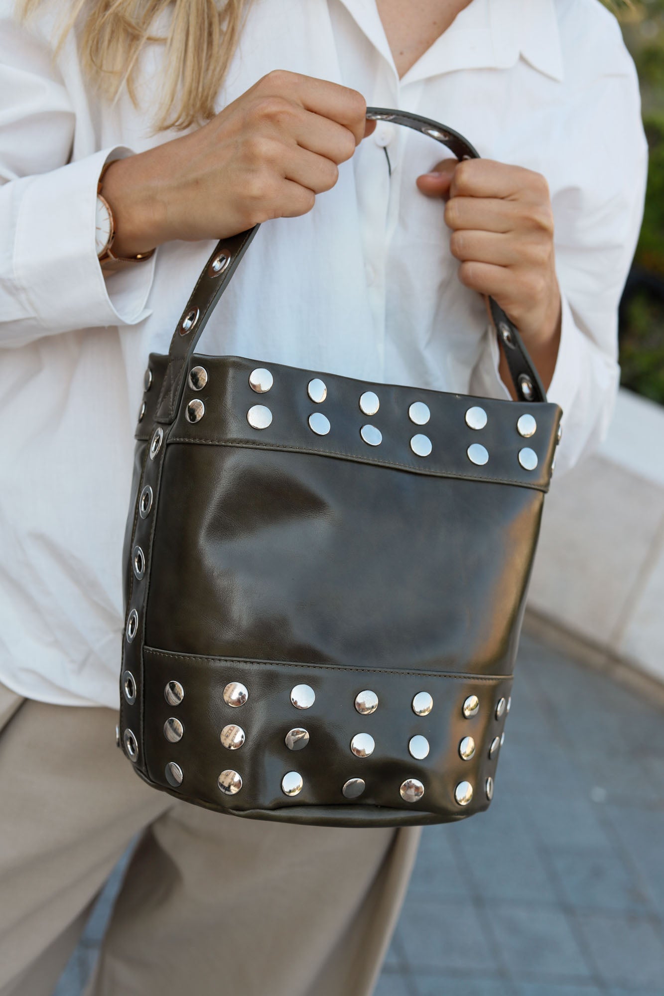 BOLSO BUCKET MINI TACHAS KHAKI