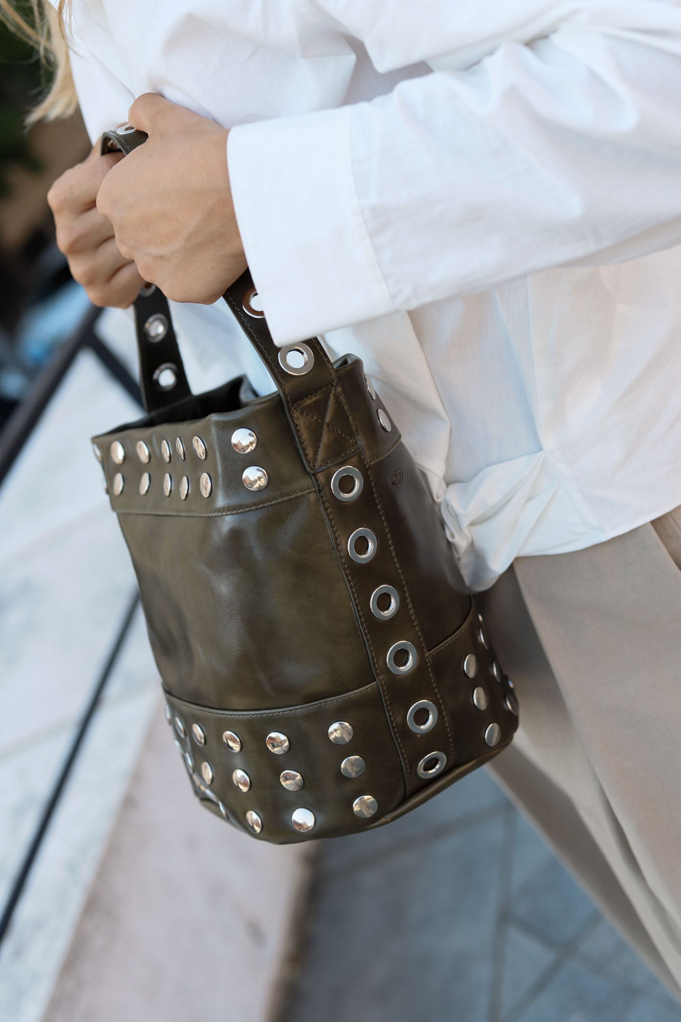 BOLSO BUCKET MINI TACHAS KHAKI