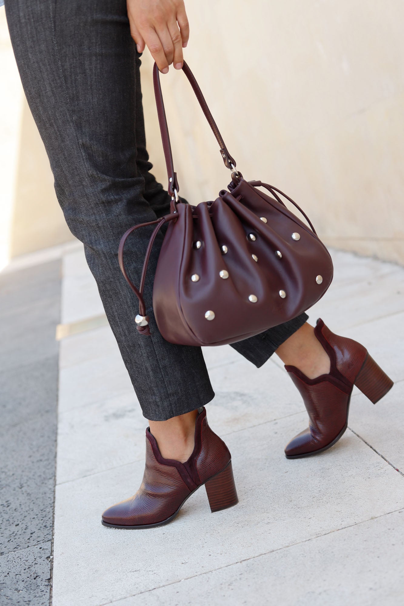 BOLSO BOMBONERA TACHAS BURDEOS