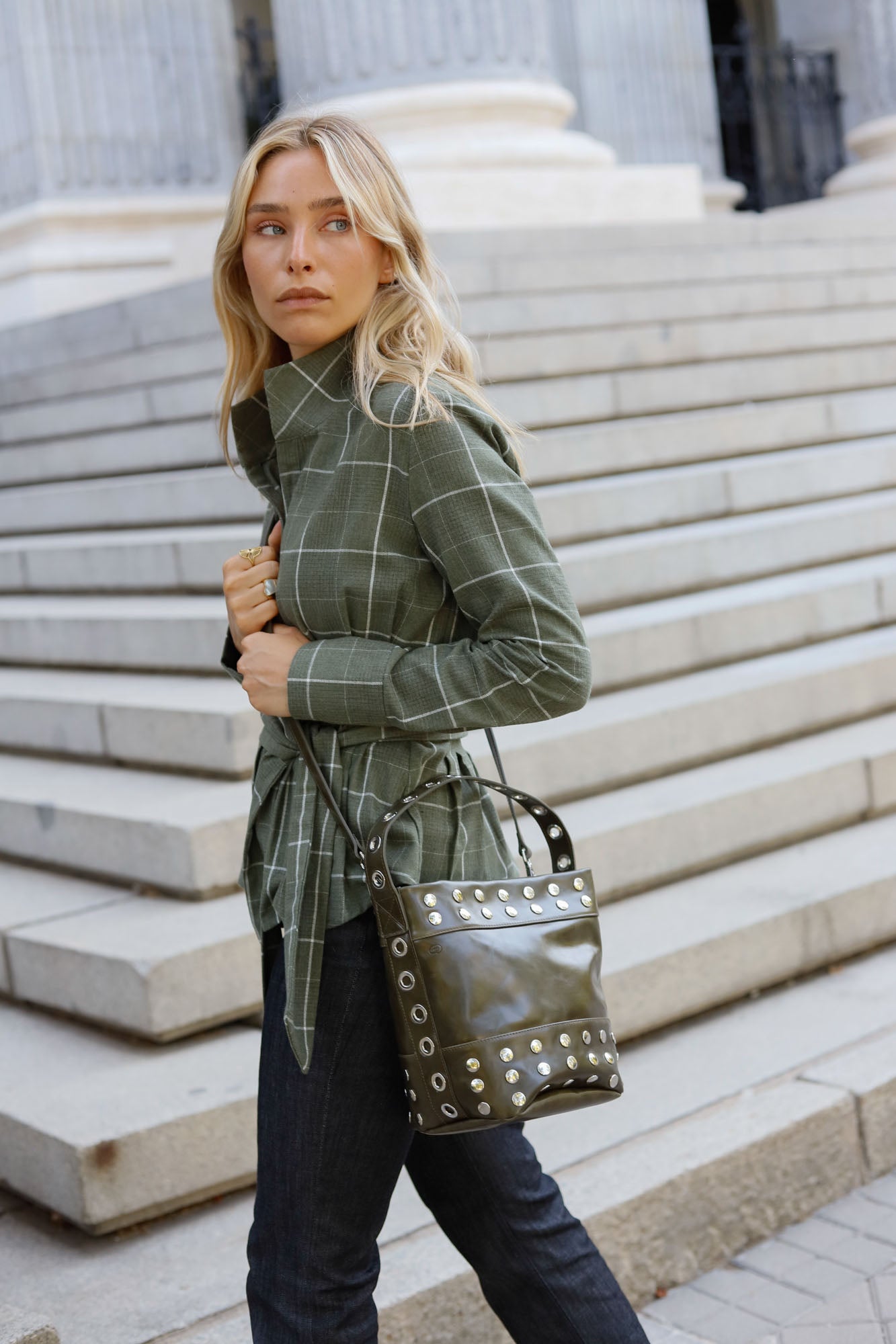 BOLSO BUCKET MINI TACHAS KHAKI