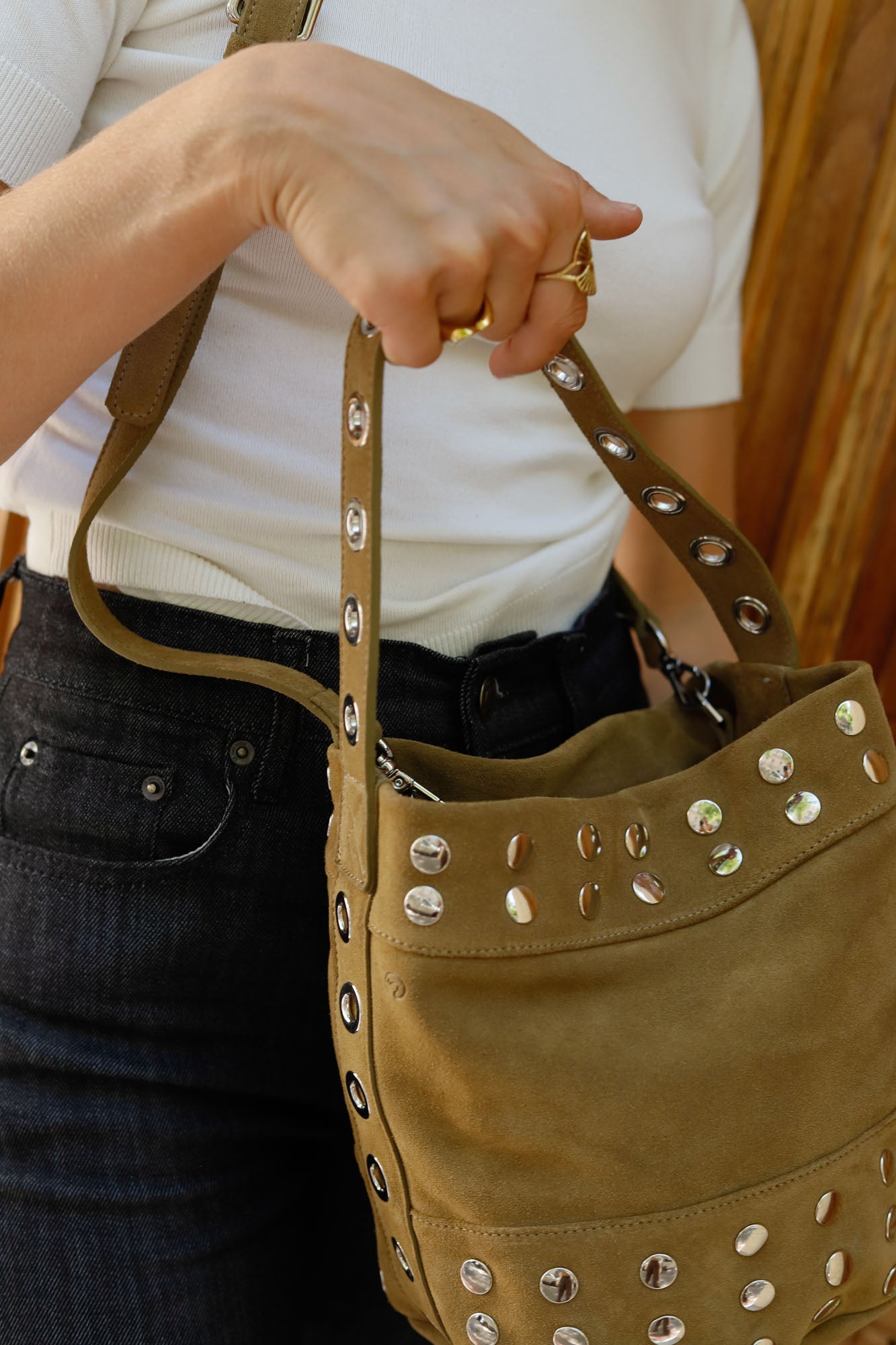 BOLSO BUCKET MINI TACHAS SERRAJE TOSTADO