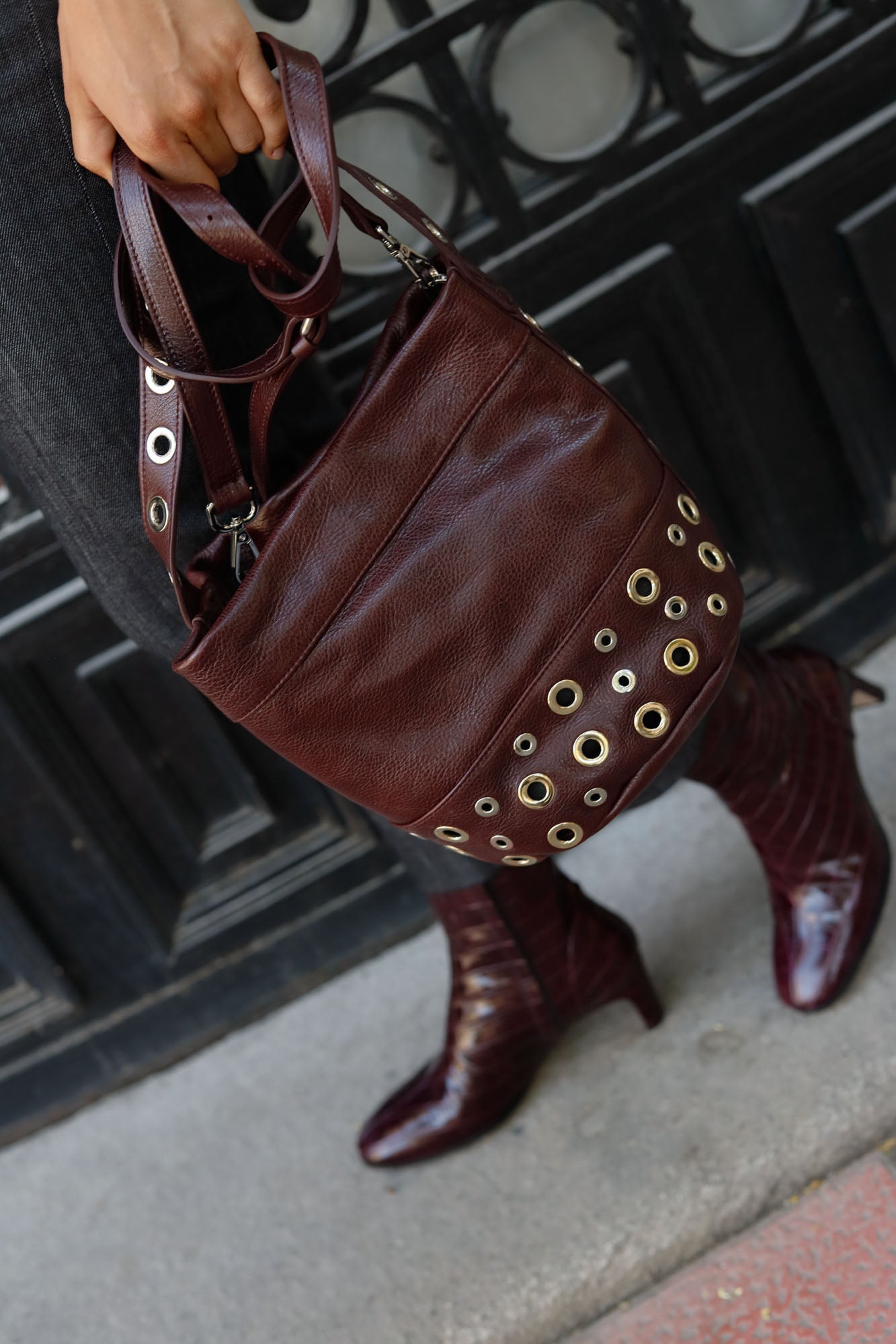 BOLSO BUCKET MINI ROCK BURDEOS