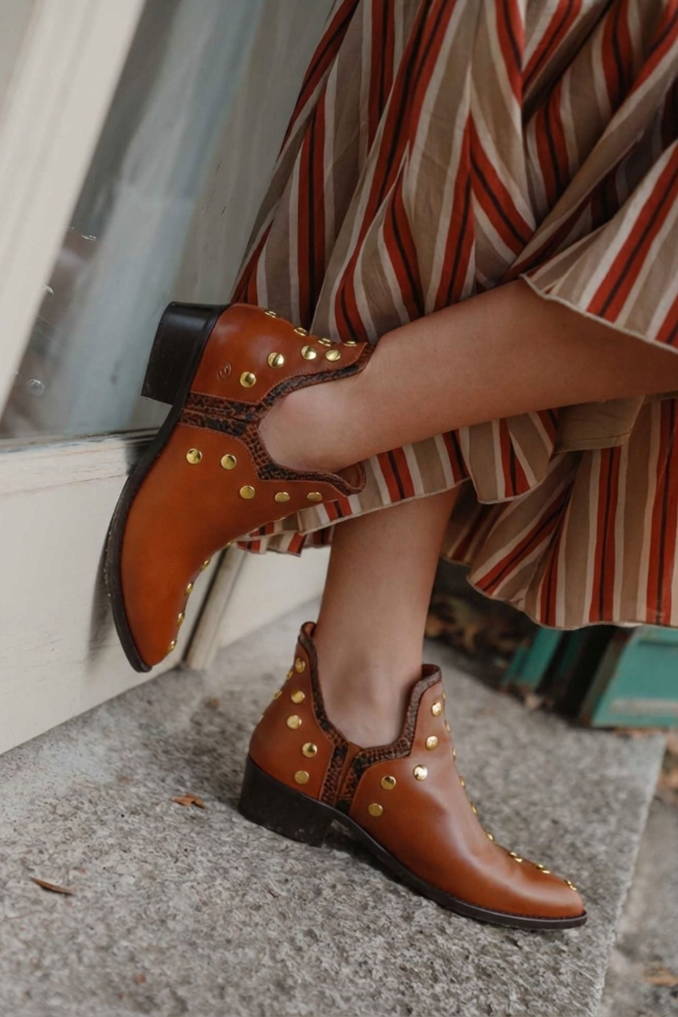 PUNKY BOOTS CAOBA TACHAS ORO 4CM