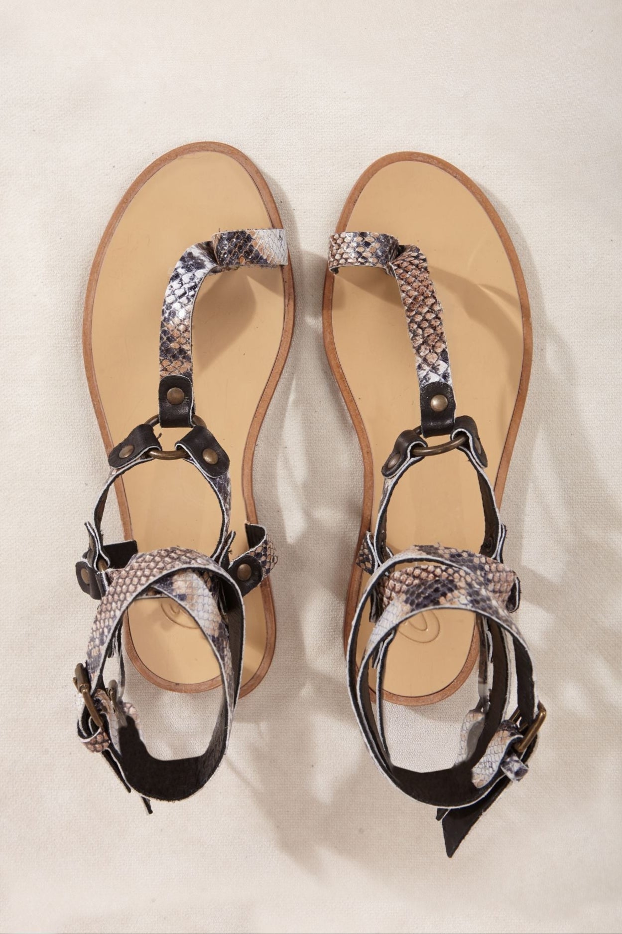 Sandalia plana de piel animal print snake para verano hecho en España con hebillas