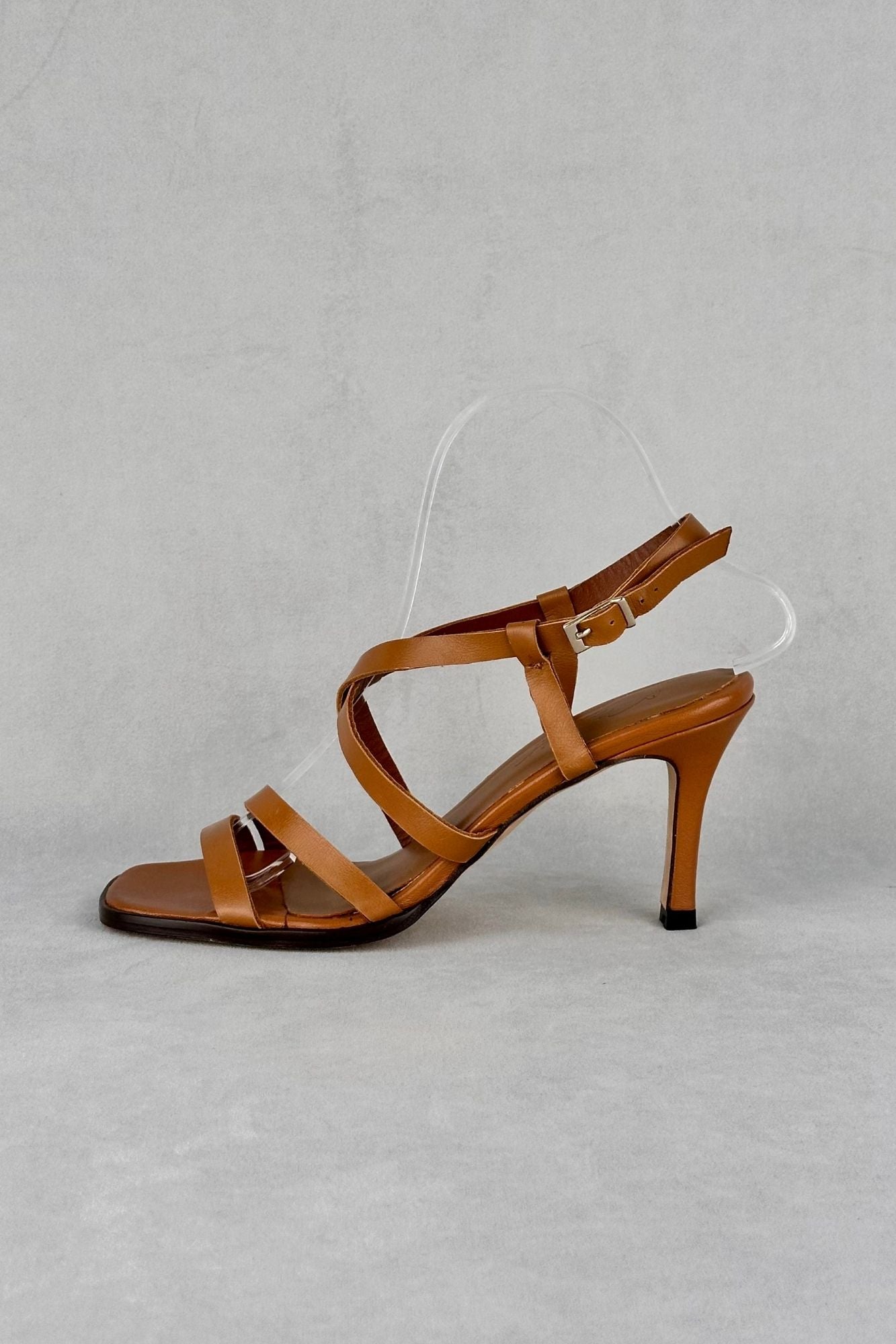 SANDALIA TIRAS TACON MARRON