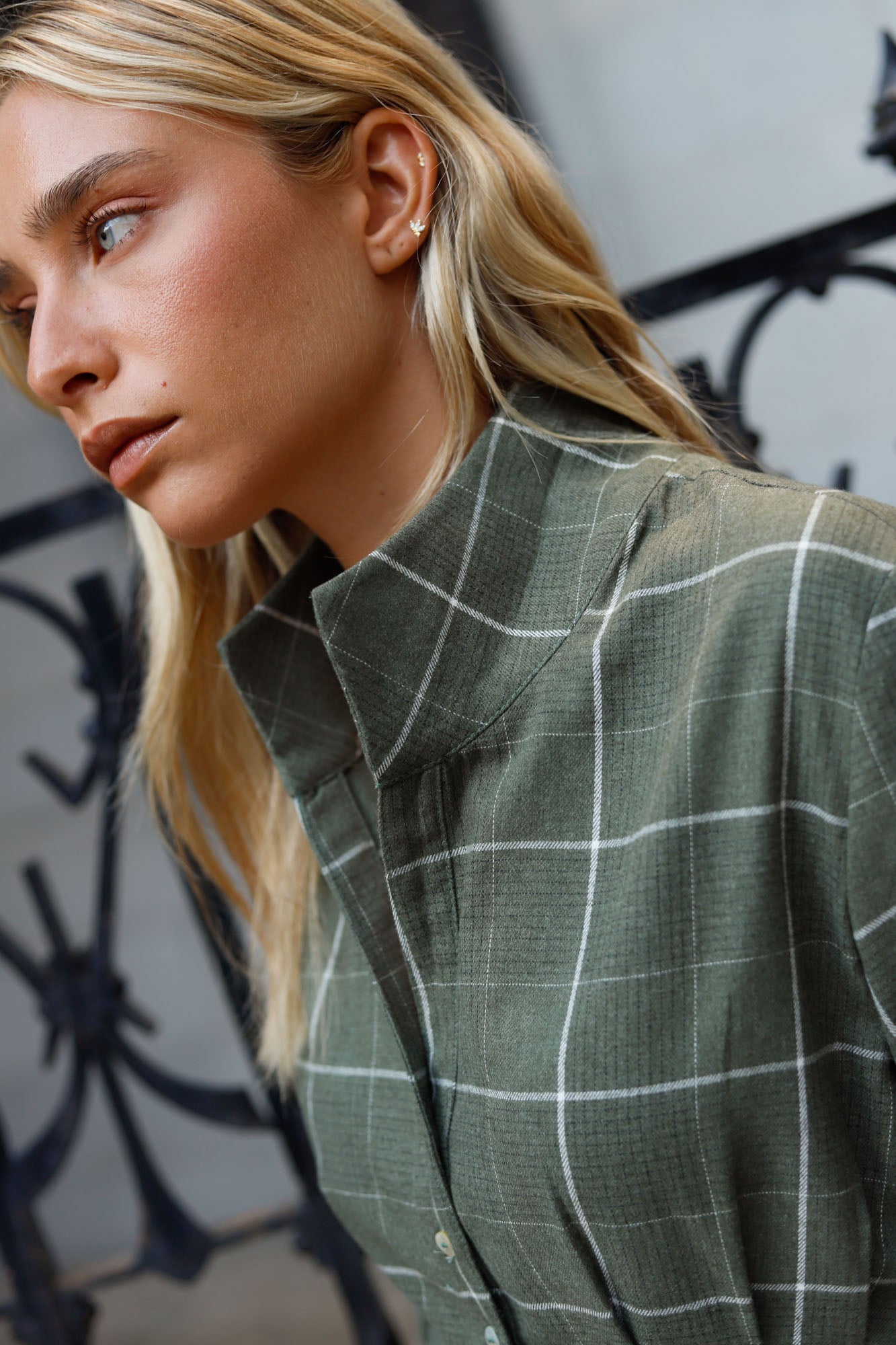 Cotton top with long sleeves in green. Front closure with buttons. 