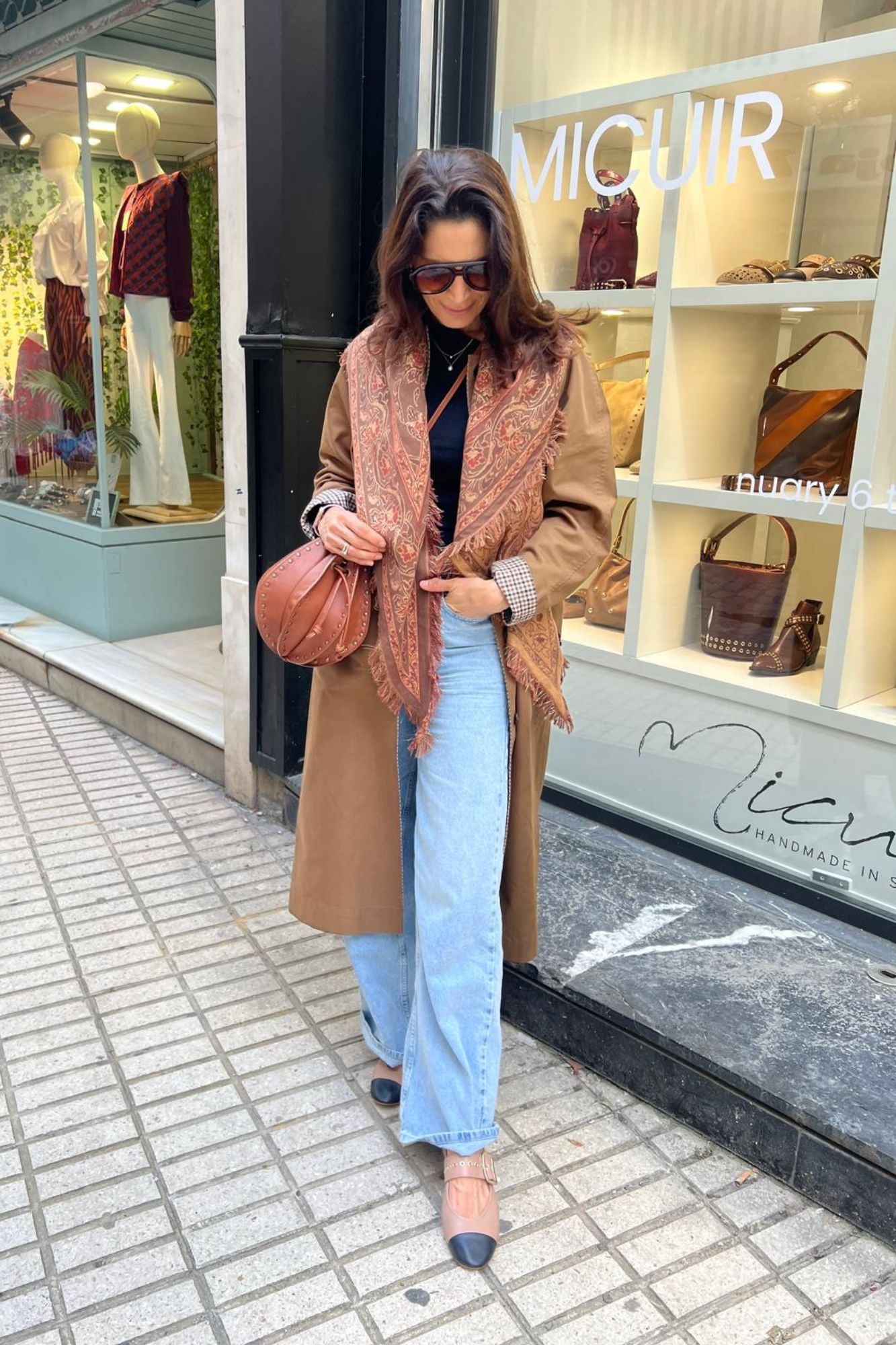 BOLSO FOLDA TACHAS CARAMELO