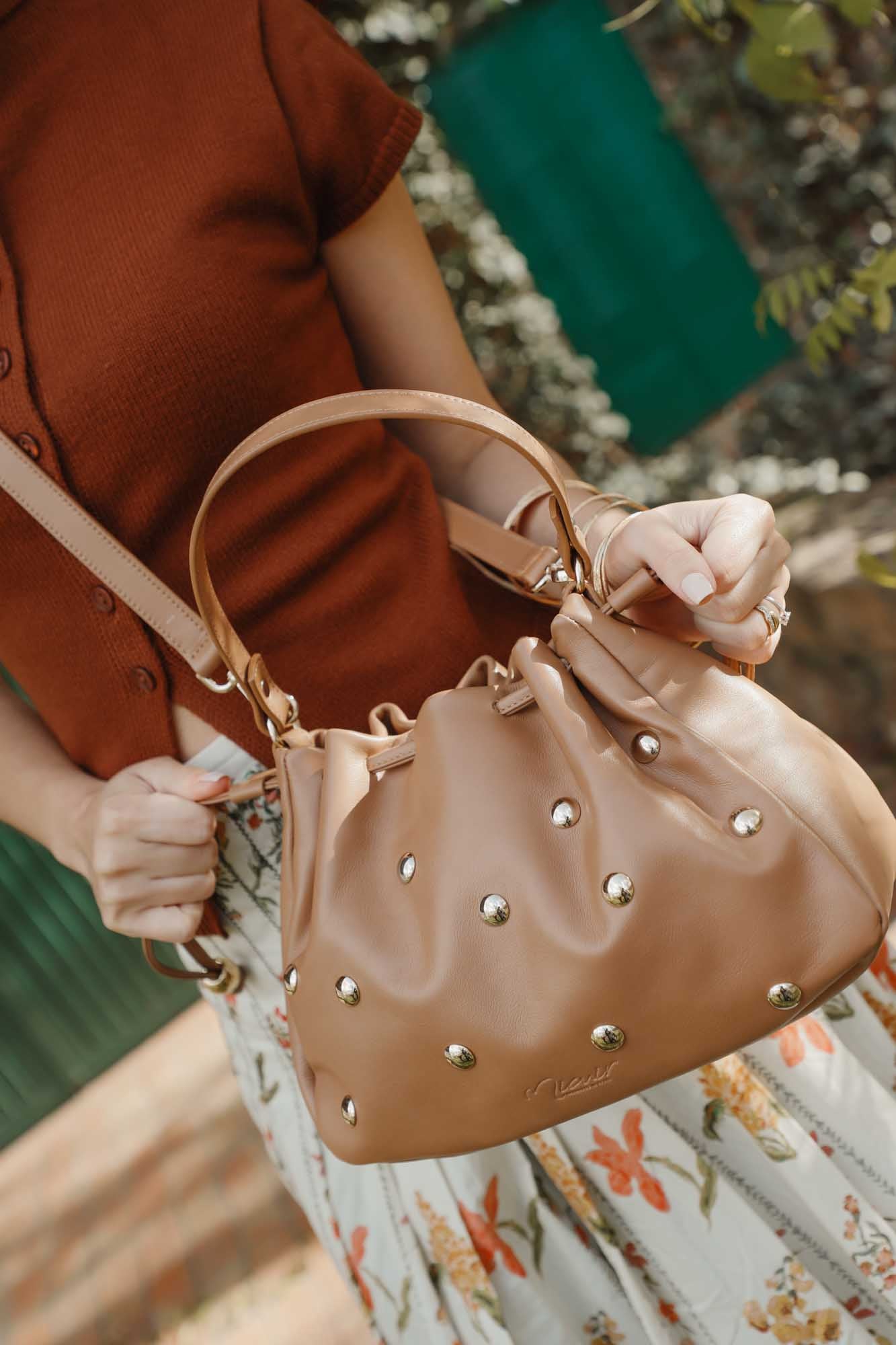 BOLSO BOMBONERA TACHAS CARAMELO