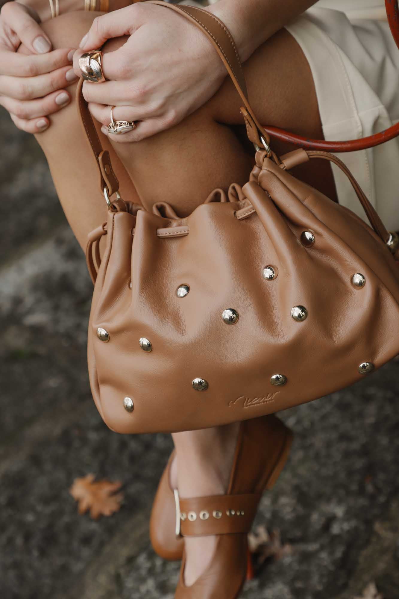 BOLSO BOMBONERA TACHAS CARAMELO