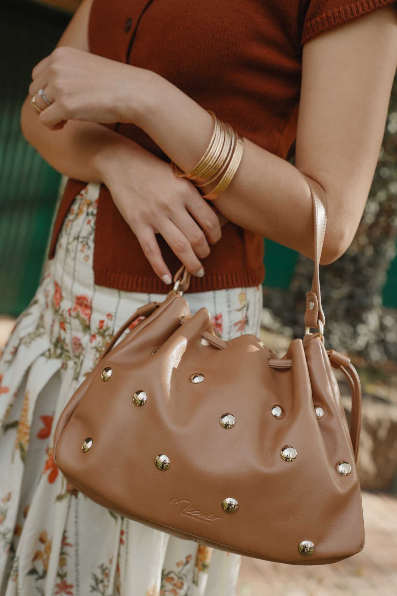 BOLSO BOMBONERA TACHAS CARAMELO