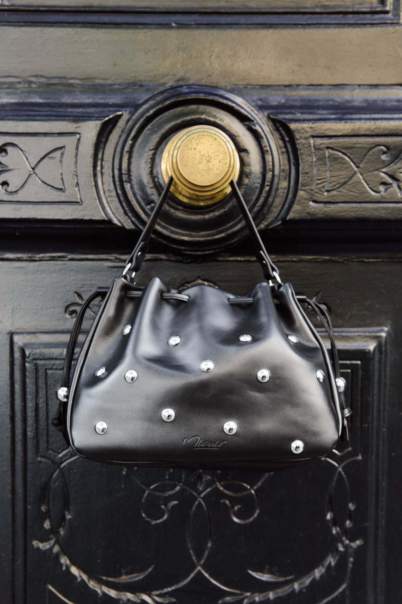 BOLSO BOMBONERA TACHAS NEGRO