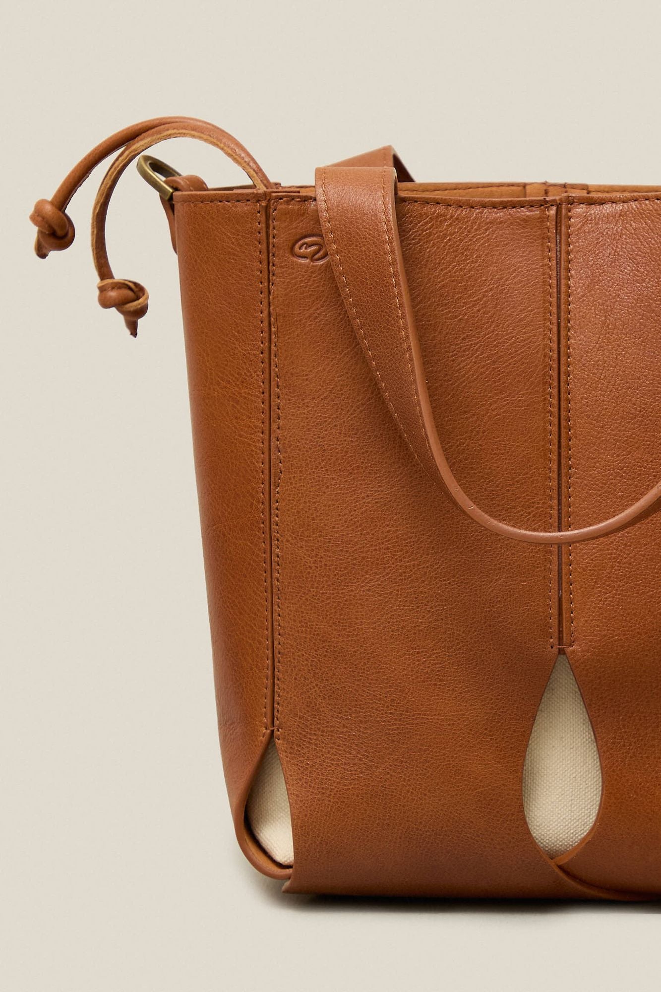 BOLSO BUCKET CALIZA CUERO