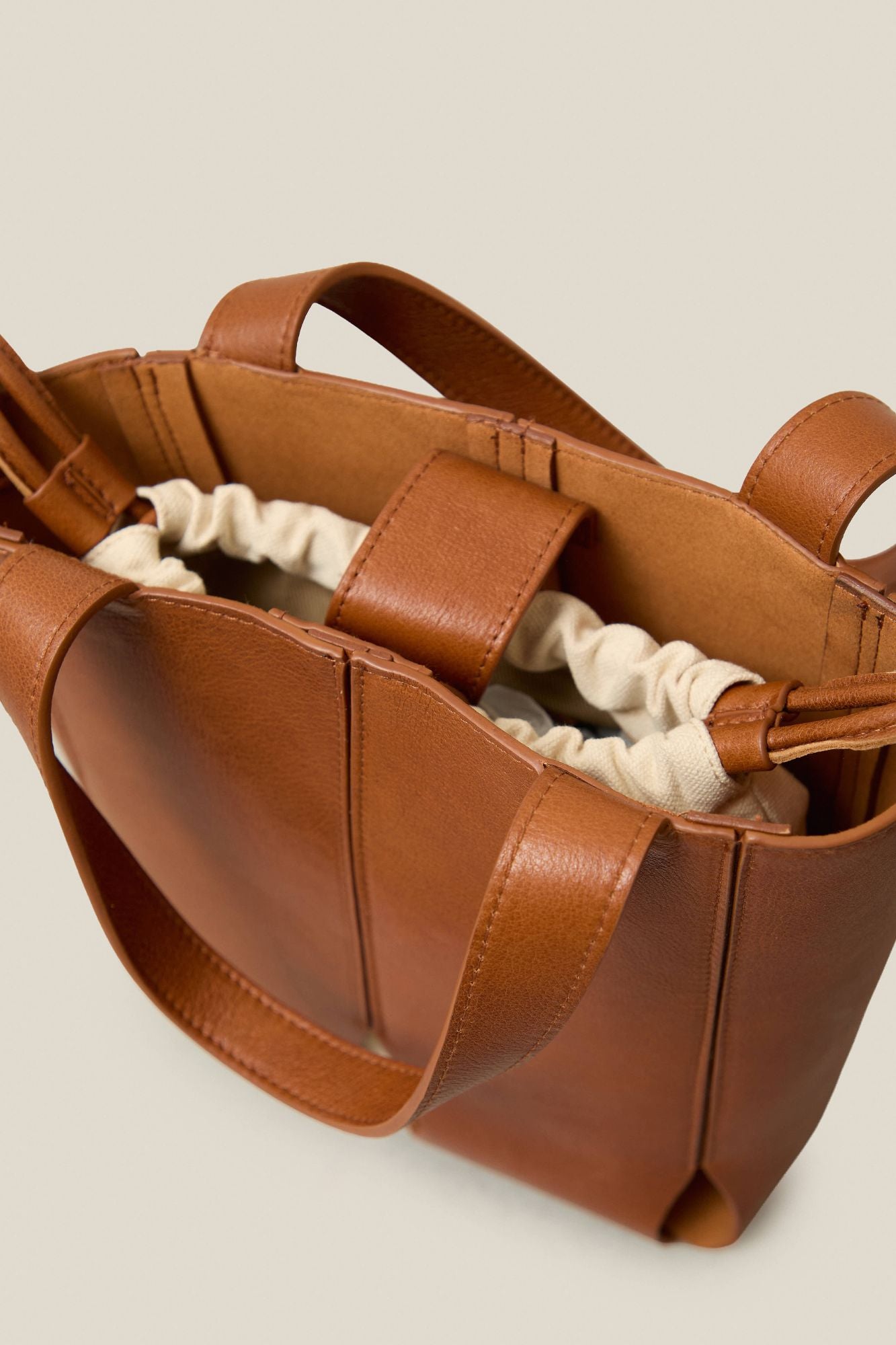 BOLSO BUCKET CALIZA CUERO