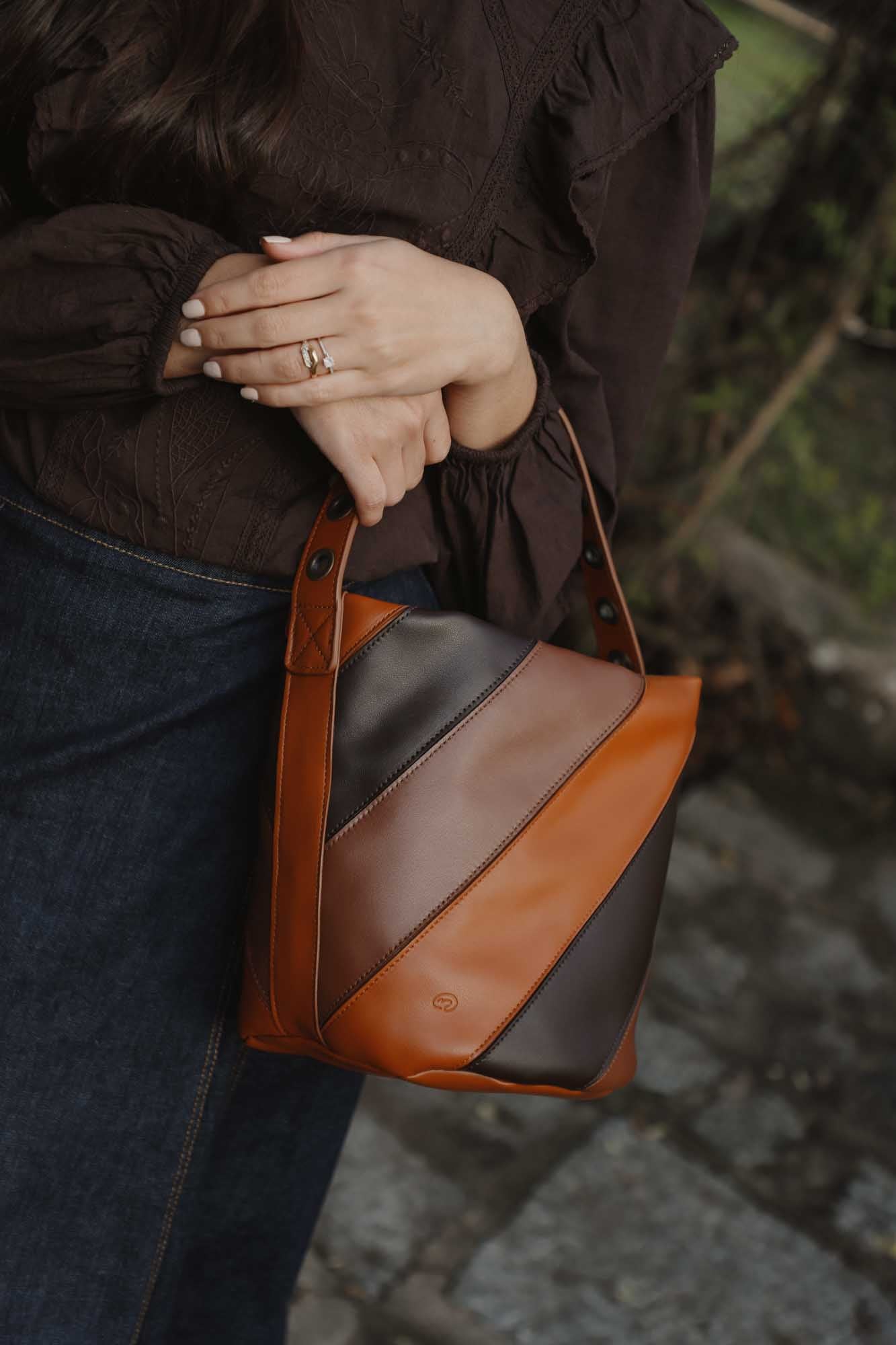 BOLSO BUCKET COMBINADO CUERO