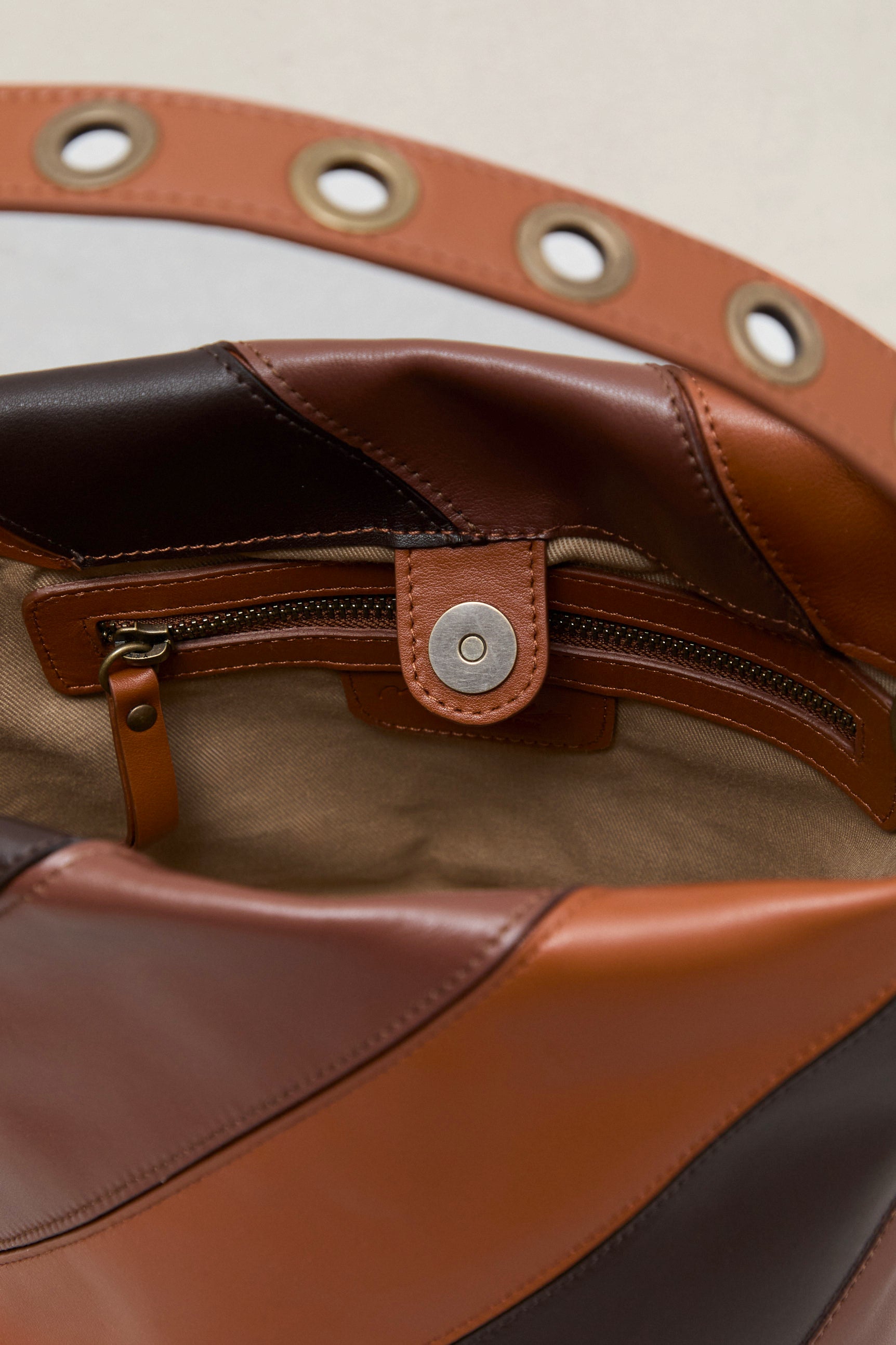 BOLSO BUCKET COMBINADO CUERO