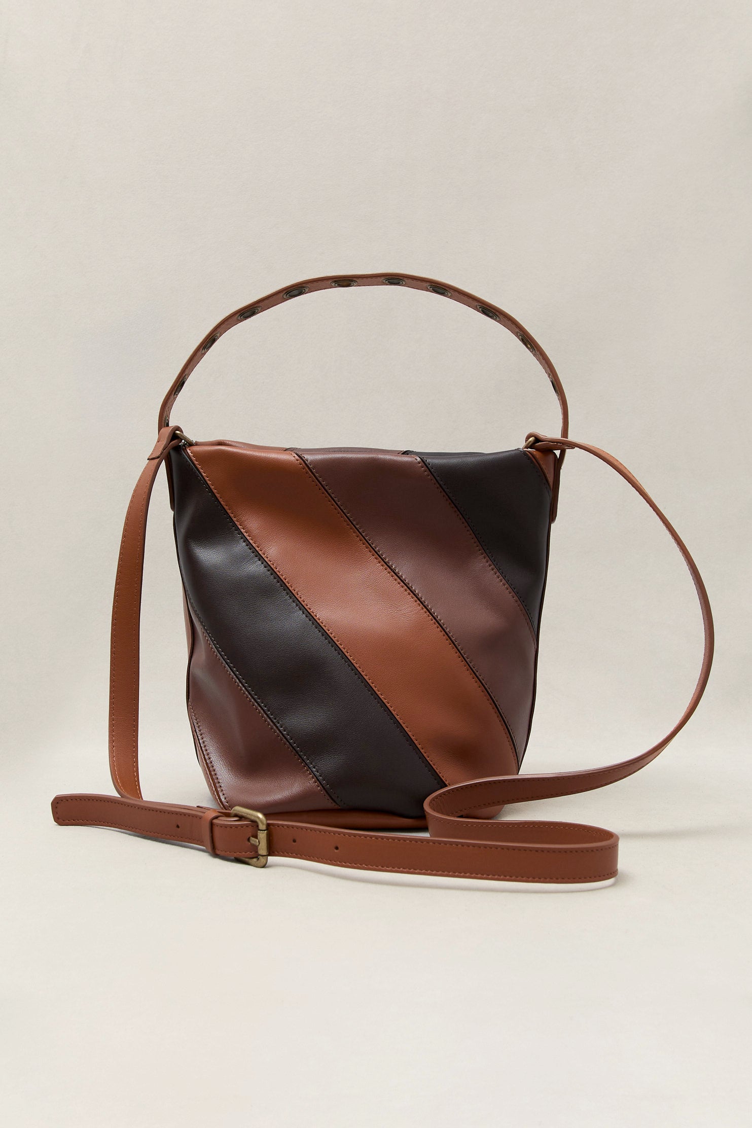 BOLSO BUCKET COMBINADO CUERO