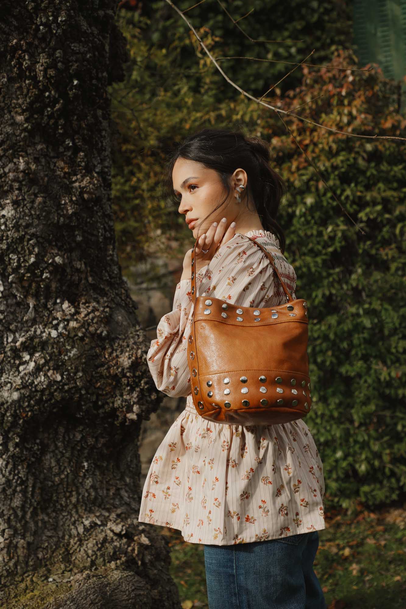 BOLSO BUCKET MINI TACHAS AVELLANA