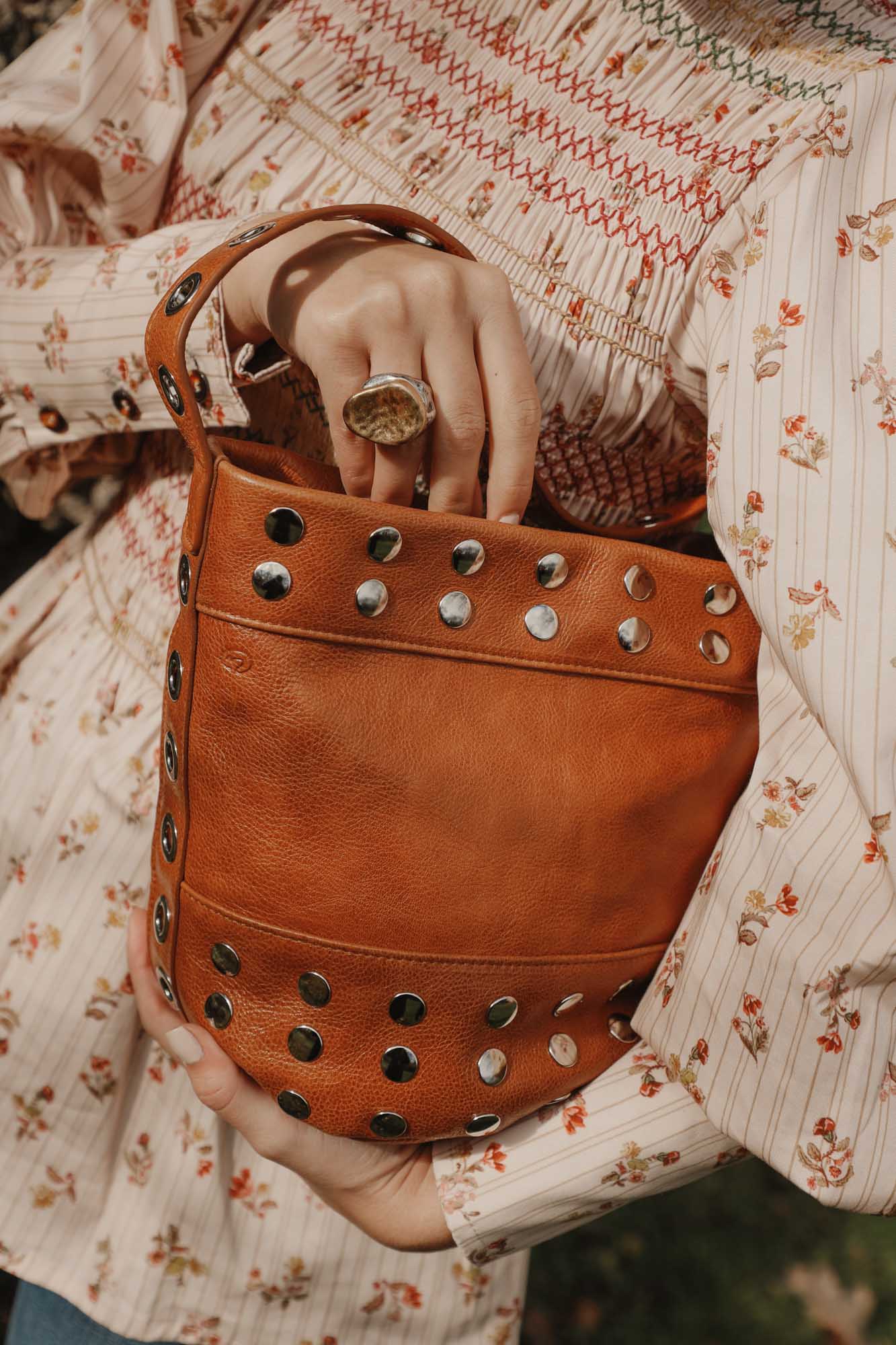 BOLSO BUCKET MINI TACHAS AVELLANA