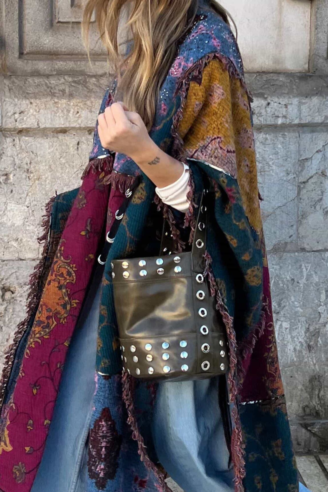 BOLSO BUCKET MINI TACHAS KHAKI