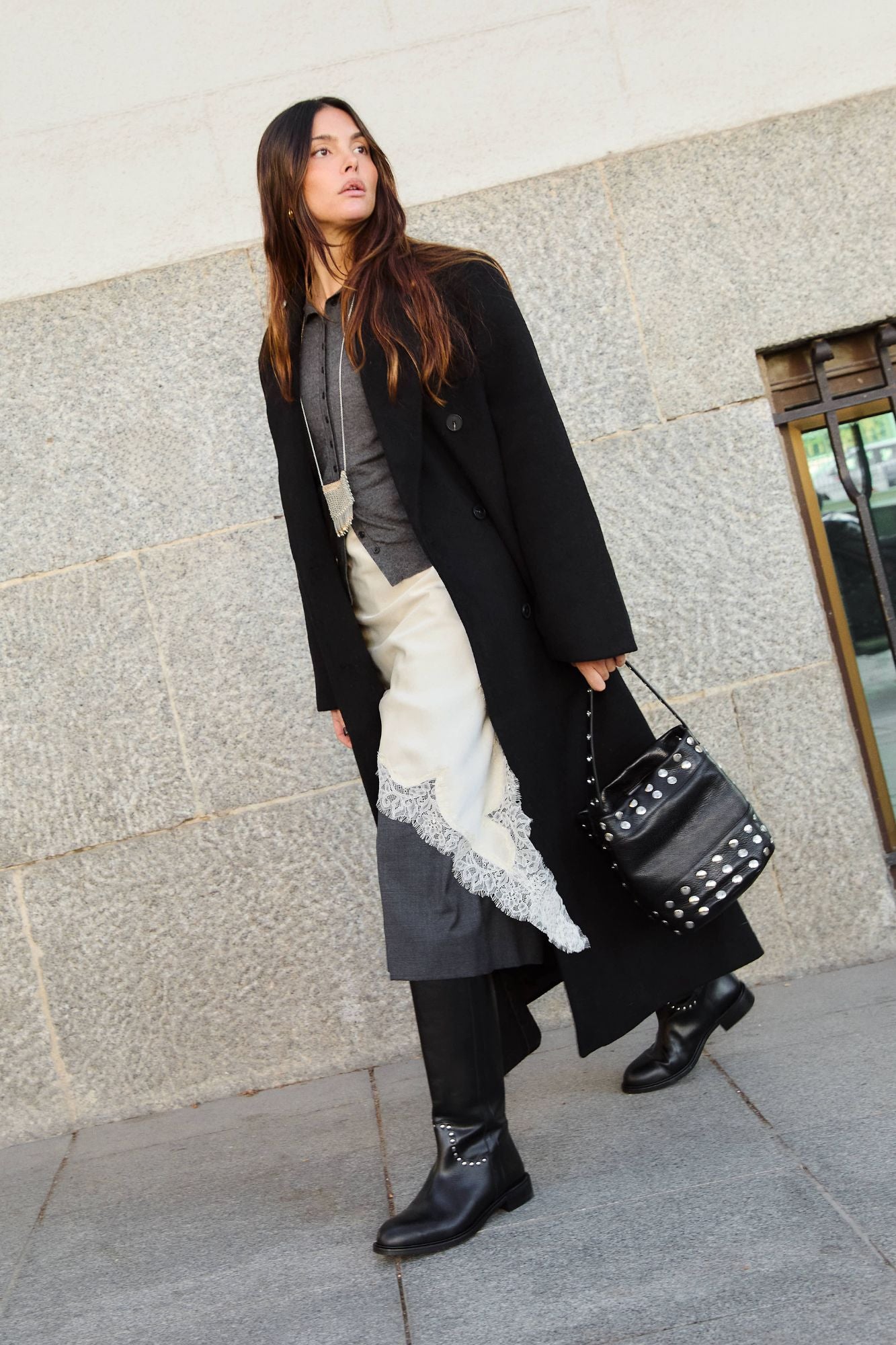 BOLSO BUCKET MINI NEGRO TACHAS