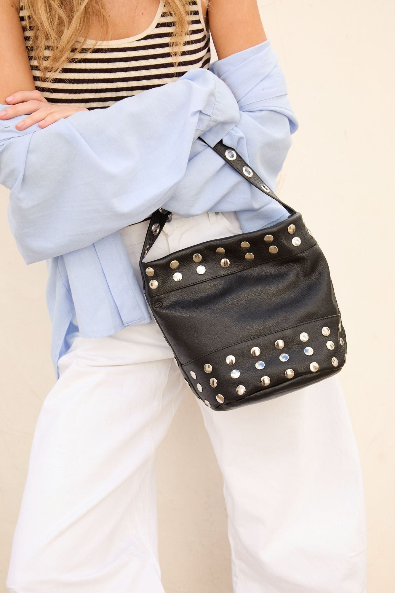 BOLSO BUCKET MINI NEGRO TACHAS