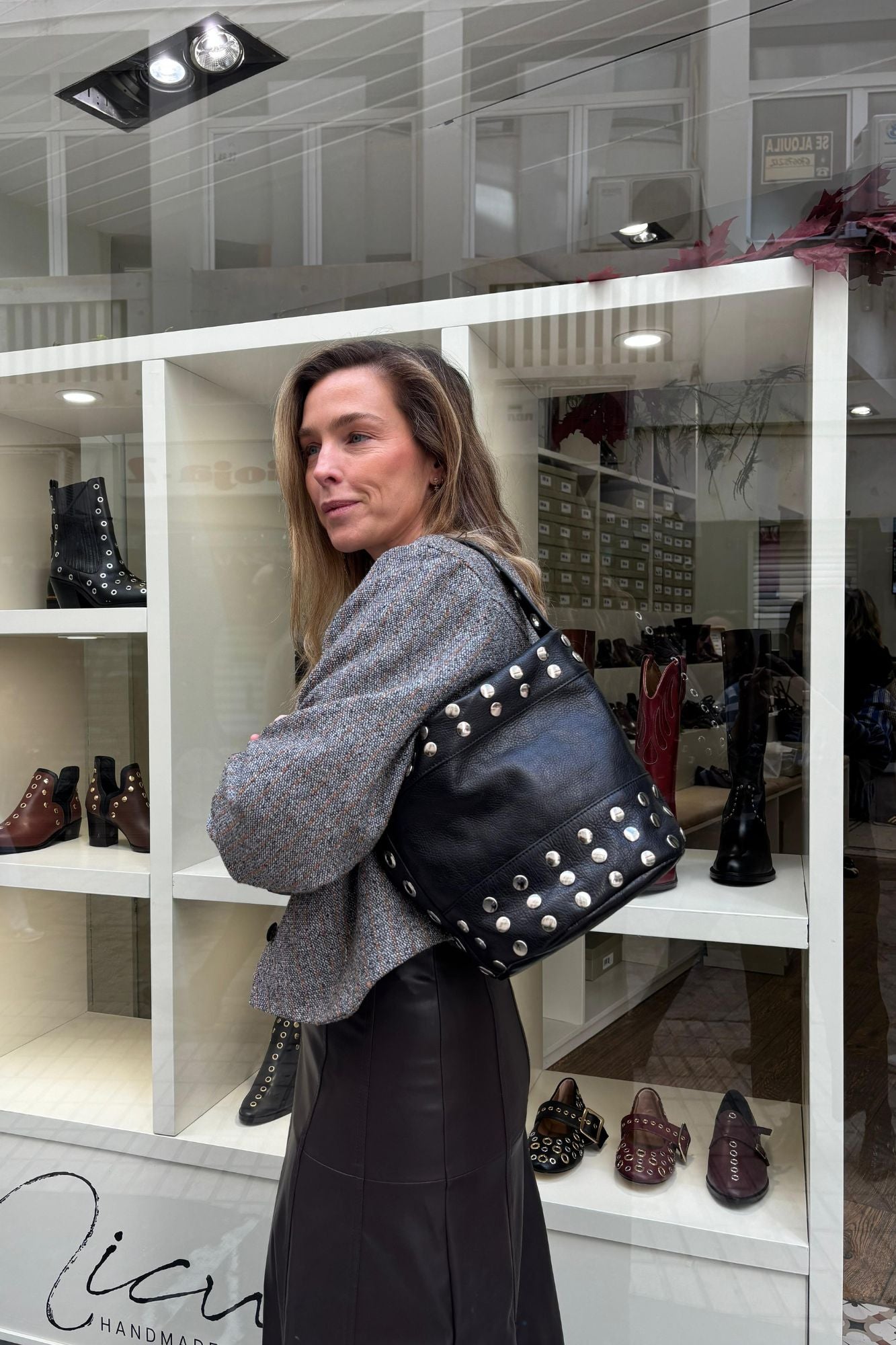 BOLSO BUCKET MINI NEGRO TACHAS