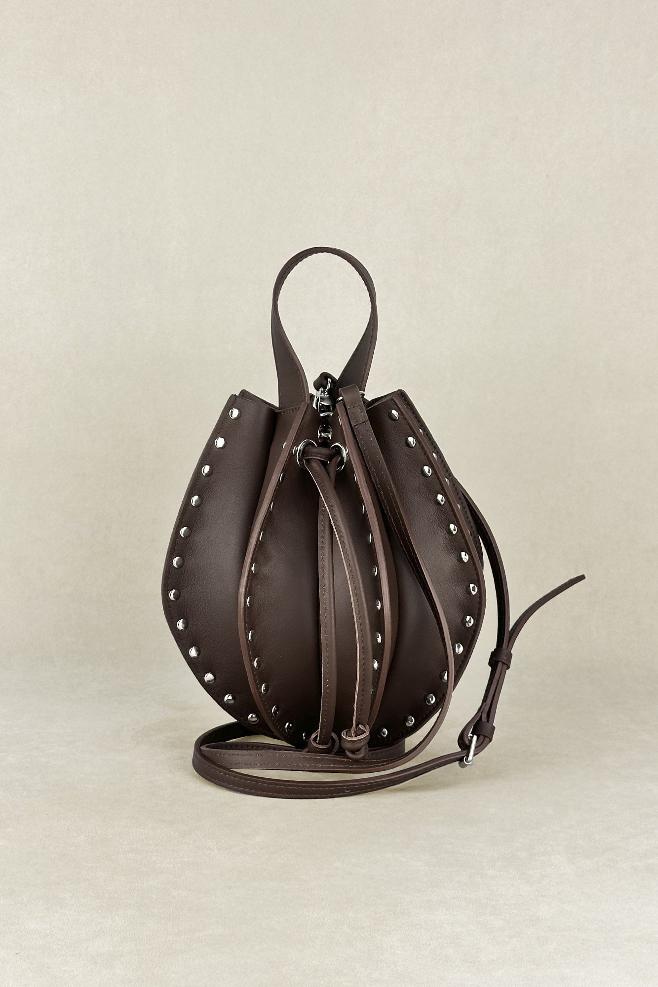 BOLSO FOLDA TACHAS CHOCOLATE