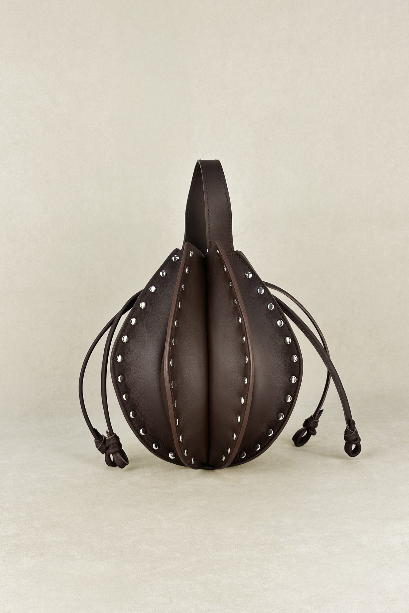 BOLSO FOLDA TACHAS CHOCOLATE