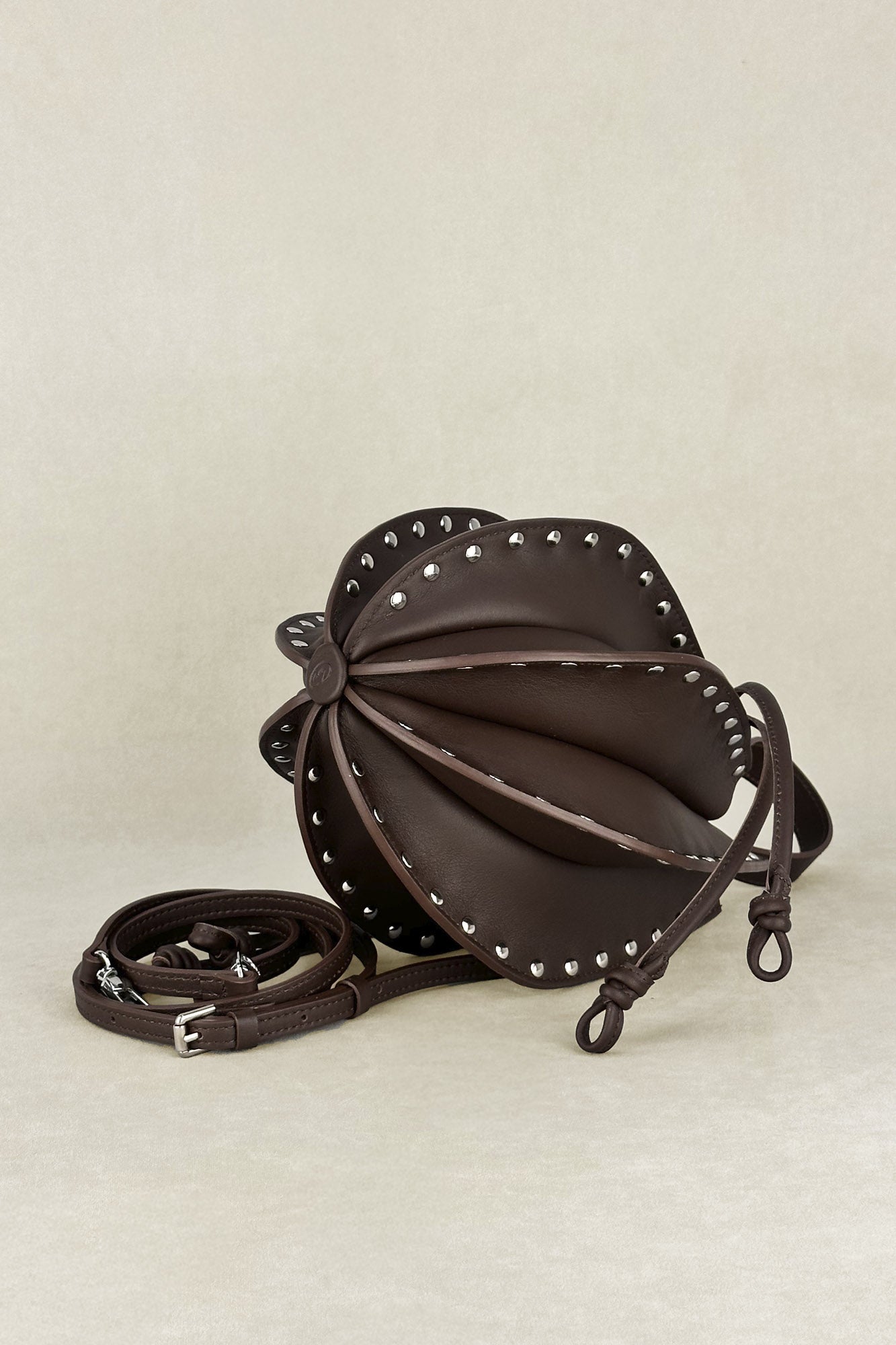 BOLSO FOLDA TACHAS CHOCOLATE