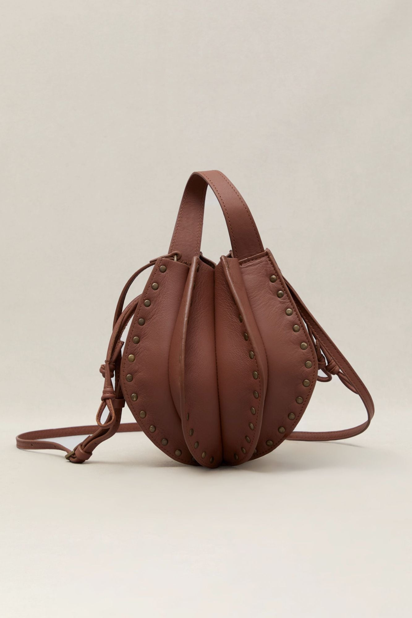 BOLSO FOLDA TACHAS CARAMELO