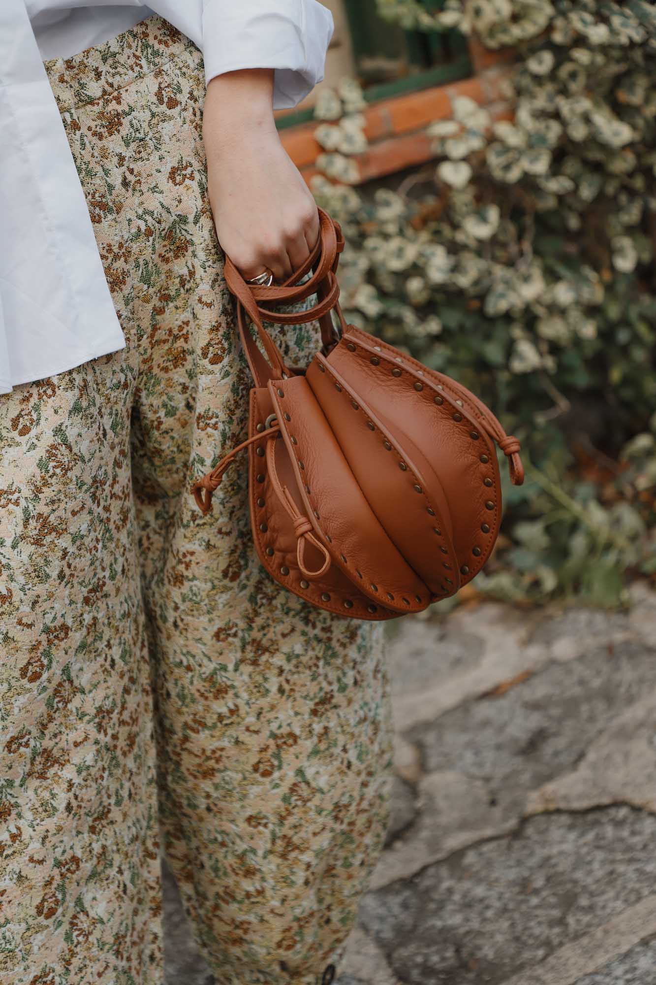 BOLSO FOLDA TACHAS CARAMELO