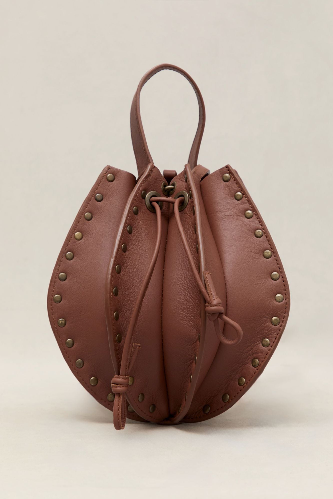 BOLSO FOLDA TACHAS CARAMELO