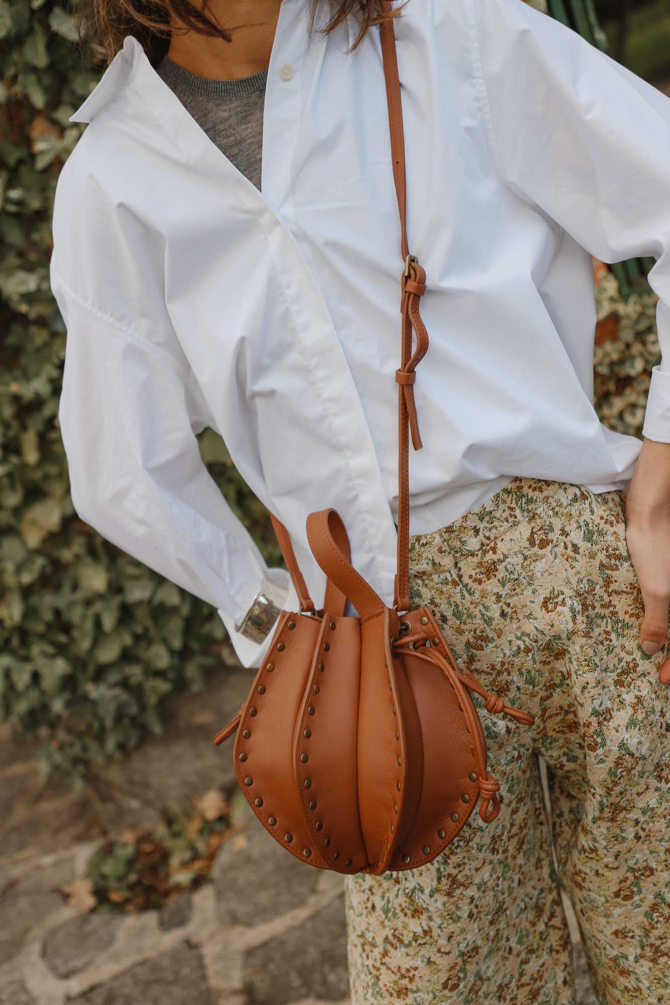 BOLSO FOLDA TACHAS CARAMELO