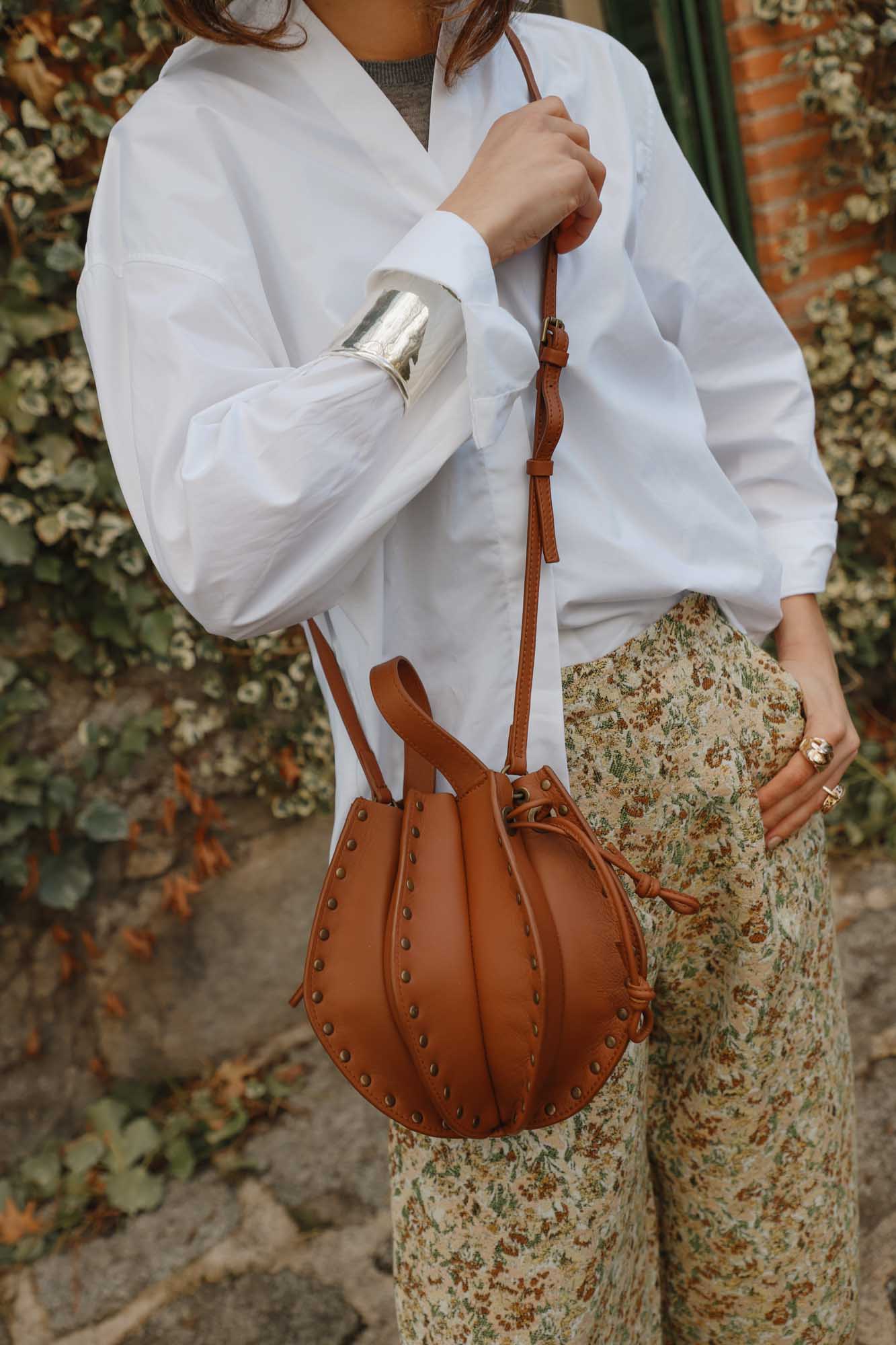 BOLSO FOLDA TACHAS CARAMELO